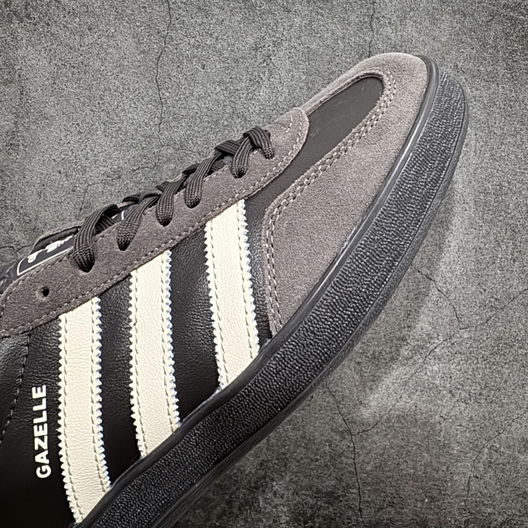 图片[6]-【T版纯原跑量】AD Original Gazelle Indoor Trainers 瞪羚室内鞋系列低帮复古百搭休闲运动德训风板鞋 IH0374nn同价位中品质最佳 最优选择版本n原厂翻毛皮料 翻毛效果 卡色与原版无差别n正确半透大底  大底厚度质感比市面好很多n完美版型 实拍可感受 随意对比可匹敌任何价位品质 全套原纸板楦头开发 每道工序同步公司流程 确保原汁原味n中底原厂特供纳米纤维板 区别市面劣质纸板中底原厂海玻璃鞋垫 中置乳胶足弓支撑垫 正确3/2横条宽版背胶一比一鞋头弧度高度鞋身弧度 烫金亮度高频深浅同步原鞋n 原厂港宝加持定型后跟R度完美 原厂高频磨具加持 Logo字体 凹凸明显 轮廓分明 描漆定位精准 三道杠为尖角45°锯齿状 高频立体感很强 区别圆形锯齿 已最大程度还原公司 欢迎对比SIZE：35.5 36 36.5 37 38 38.5 39 40 40.5 41 42 42.5 43 44 44.5 45 编码：HJ200220-鞋库