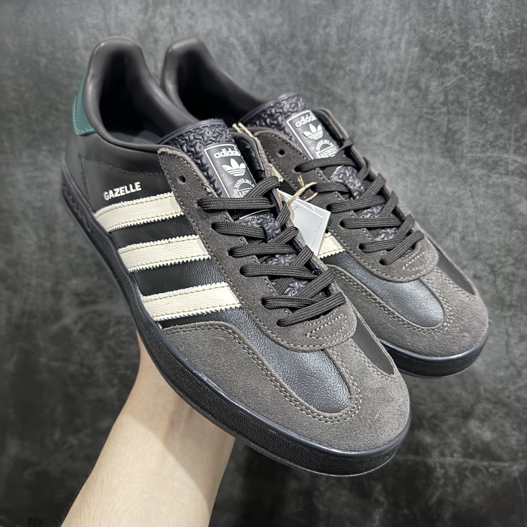 【T版纯原跑量】AD Original Gazelle Indoor Trainers 瞪羚室内鞋系列低帮复古百搭休闲运动德训风板鞋 IH0374nn同价位中品质最佳 最优选择版本n原厂翻毛皮料 翻毛效果 卡色与原版无差别n正确半透大底  大底厚度质感比市面好很多n完美版型 实拍可感受 随意对比可匹敌任何价位品质 全套原纸板楦头开发 每道工序同步公司流程 确保原汁原味n中底原厂特供纳米纤维板 区别市面劣质纸板中底原厂海玻璃鞋垫 中置乳胶足弓支撑垫 正确3/2横条宽版背胶一比一鞋头弧度高度鞋身弧度 烫金亮度高频深浅同步原鞋n 原厂港宝加持定型后跟R度完美 原厂高频磨具加持 Logo字体 凹凸明显 轮廓分明 描漆定位精准 三道杠为尖角45°锯齿状 高频立体感很强 区别圆形锯齿 已最大程度还原公司 欢迎对比SIZE：35.5 36 36.5 37 38 38.5 39 40 40.5 41 42 42.5 43 44 44.5 45 编码：HJ200220-鞋库