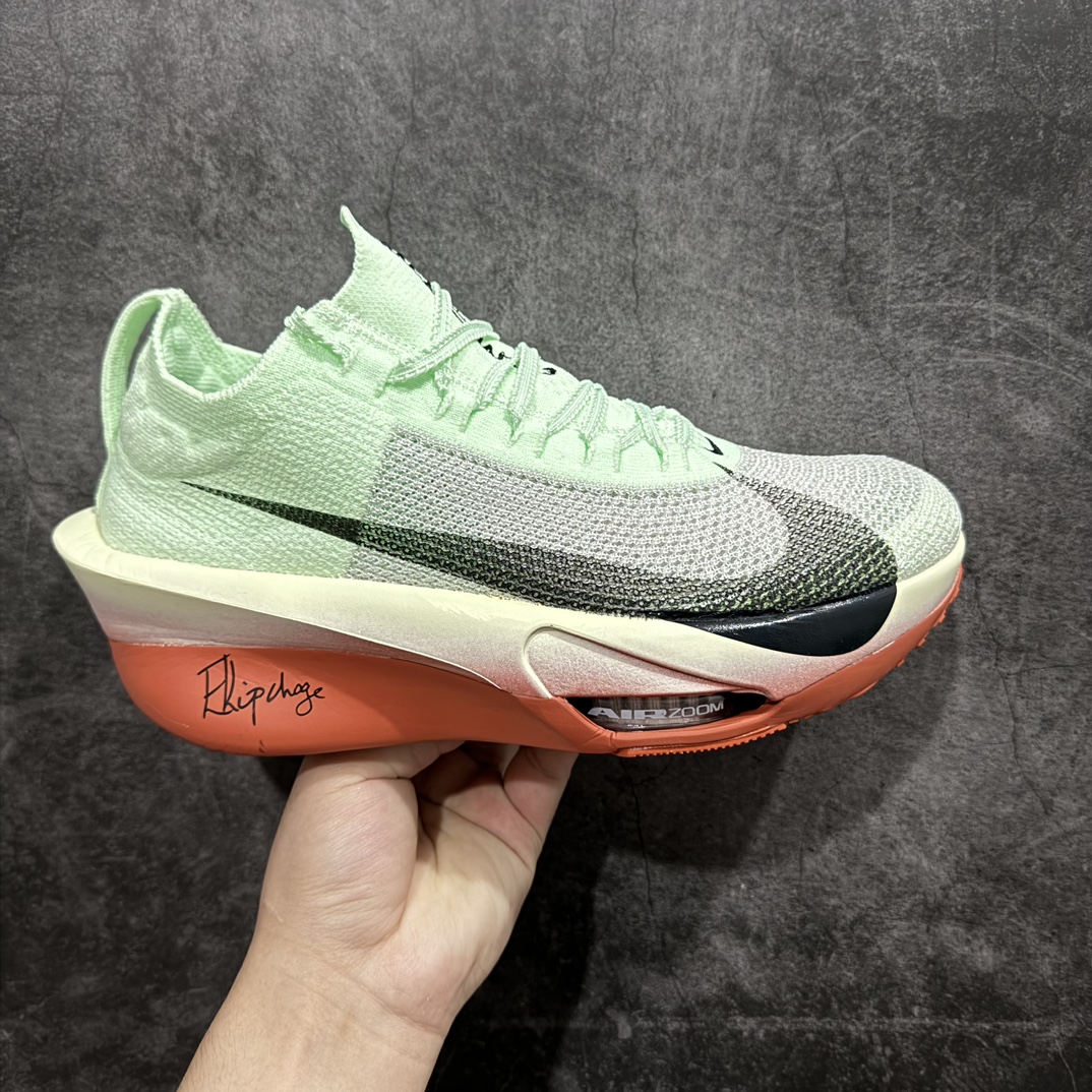 【纯原版】NK Air Zoom Alphafly NEXT% 3 2024全新马拉松超级跑鞋 HJ7041-300 n有史以来最轻盈、测试次数最多的NK Alphafly 经过精英马拉松运动员的测试验证 并搭载Air Zoom气垫 旨在助力跑者实现突破 取得更佳的成绩 在开发过程中 Alphafly 3帮助耐克运动员凯尔文·基普图姆（Kelvin Kiptum）以2:00:35的成绩刷新了马拉松世界纪录 Alphafly的动力设计没有改变——Air Zoom气垫单元、Flyplate碳纤维板和ZoomX泡绵 但是整体系统的制作方法略有调整 优化和提升了对运动员的帮助 主要更新包括一体式鞋底 提供顺畅稳定的“后跟到脚趾”过渡；更宽的全长Flyplate碳纤维板提供稳定助推力 全新Fast Shot外底保证出色牵引力和抓地力 全新Atomknit 3.0鞋面提供更强的控制力、透气性和中足支撑力  尺码：36 36.5 37.5 38 38.5 39 40 40.5 41 42 42.5 43 44 44.5 45 46 编码：HH340360-鞋库