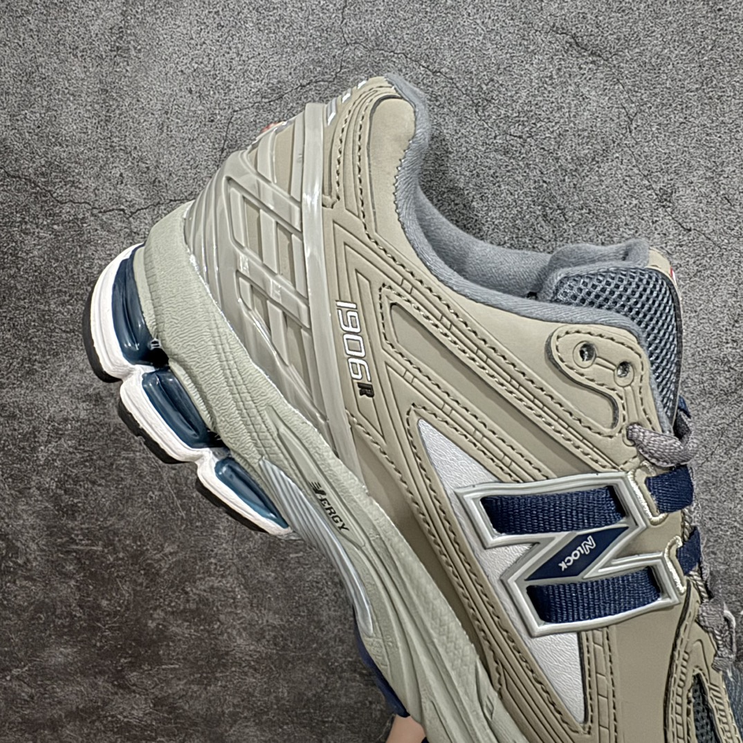 图片[7]-【小PF纯原】New Balance1906R 复古休闲跑步鞋老爹鞋 灰绿 货号：M1906RBn原pf工厂出品 大厂品质n鞋型没得挑 做的很好 细节各方面处理也挺到位n这是个好版本 价格良心不杀猪‼️n采用轻质牛剖革拼接透气网眼衬垫织物鞋面材质nT-Beam大底提供足步弓支撑，保持步态稳定n后跟搭载外露缓震胶 鞋身整体以各种深浅不一的灰色覆盖，鞋头以淡蓝色调装饰，网眼衬垫通过不规律的色块实现做旧的美感，泛黄的鞋底更是进一步增添了复古气息。 尺码：36 37 37.5 38 38.5 39.5 40 40.5 41.5 42 42.5 43 44 45 编码：NMXF240260-鞋库