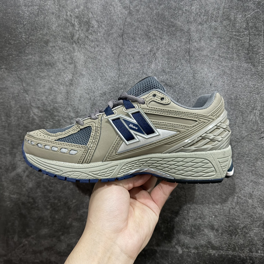 图片[2]-【小PF纯原】New Balance1906R 复古休闲跑步鞋老爹鞋 灰绿 货号：M1906RBn原pf工厂出品 大厂品质n鞋型没得挑 做的很好 细节各方面处理也挺到位n这是个好版本 价格良心不杀猪‼️n采用轻质牛剖革拼接透气网眼衬垫织物鞋面材质nT-Beam大底提供足步弓支撑，保持步态稳定n后跟搭载外露缓震胶 鞋身整体以各种深浅不一的灰色覆盖，鞋头以淡蓝色调装饰，网眼衬垫通过不规律的色块实现做旧的美感，泛黄的鞋底更是进一步增添了复古气息。 尺码：36 37 37.5 38 38.5 39.5 40 40.5 41.5 42 42.5 43 44 45 编码：NMXF240260-鞋库