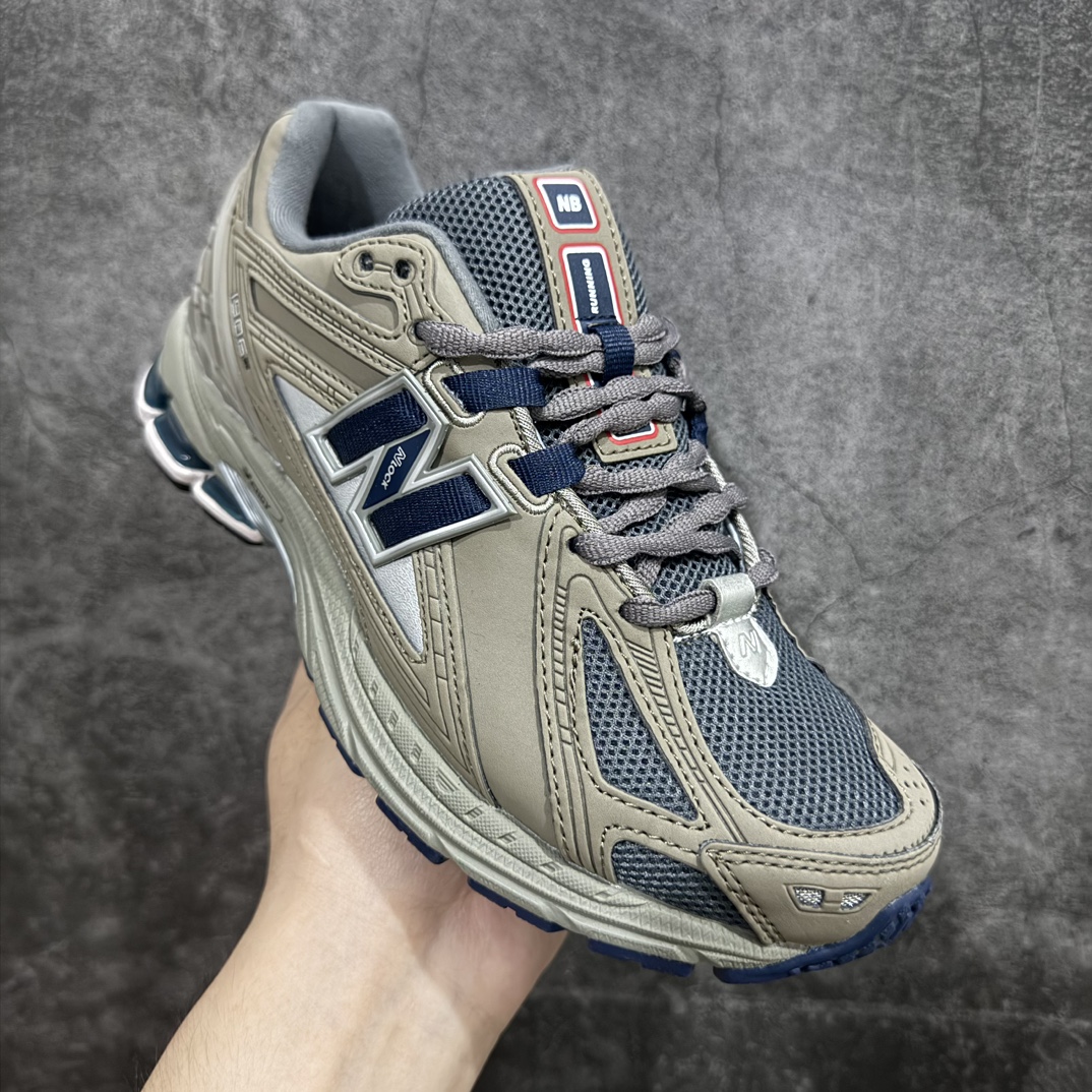 图片[3]-【小PF纯原】New Balance1906R 复古休闲跑步鞋老爹鞋 灰绿 货号：M1906RBn原pf工厂出品 大厂品质n鞋型没得挑 做的很好 细节各方面处理也挺到位n这是个好版本 价格良心不杀猪‼️n采用轻质牛剖革拼接透气网眼衬垫织物鞋面材质nT-Beam大底提供足步弓支撑，保持步态稳定n后跟搭载外露缓震胶 鞋身整体以各种深浅不一的灰色覆盖，鞋头以淡蓝色调装饰，网眼衬垫通过不规律的色块实现做旧的美感，泛黄的鞋底更是进一步增添了复古气息。 尺码：36 37 37.5 38 38.5 39.5 40 40.5 41.5 42 42.5 43 44 45 编码：NMXF240260-鞋库