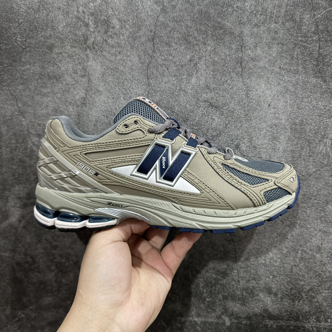 【小PF纯原】New Balance1906R 复古休闲跑步鞋老爹鞋 灰绿 货号：M1906RBn原pf工厂出品 大厂品质n鞋型没得挑 做的很好 细节各方面处理也挺到位n这是个好版本 价格良心不杀猪‼️n采用轻质牛剖革拼接透气网眼衬垫织物鞋面材质nT-Beam大底提供足步弓支撑，保持步态稳定n后跟搭载外露缓震胶 鞋身整体以各种深浅不一的灰色覆盖，鞋头以淡蓝色调装饰，网眼衬垫通过不规律的色块实现做旧的美感，泛黄的鞋底更是进一步增添了复古气息。 尺码：36 37 37.5 38 38.5 39.5 40 40.5 41.5 42 42.5 43 44 45 编码：NMXF240260-鞋库