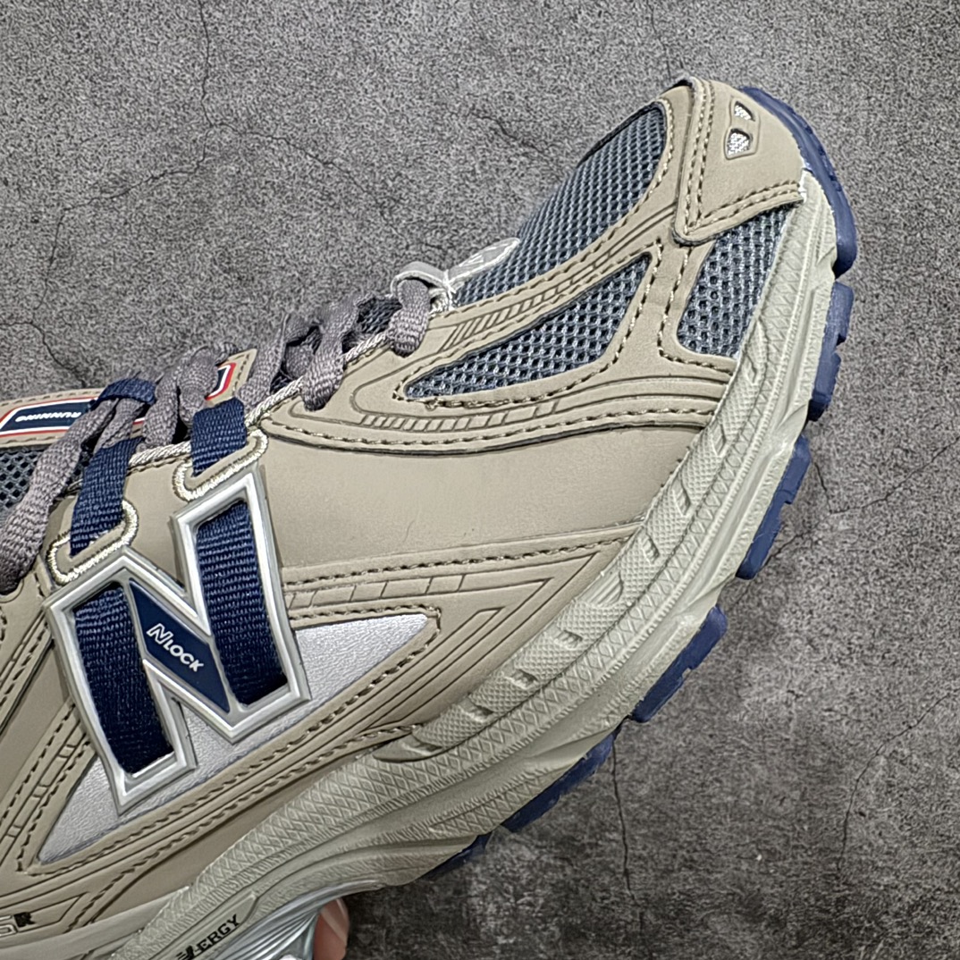 图片[6]-【小PF纯原】New Balance1906R 复古休闲跑步鞋老爹鞋 灰绿 货号：M1906RBn原pf工厂出品 大厂品质n鞋型没得挑 做的很好 细节各方面处理也挺到位n这是个好版本 价格良心不杀猪‼️n采用轻质牛剖革拼接透气网眼衬垫织物鞋面材质nT-Beam大底提供足步弓支撑，保持步态稳定n后跟搭载外露缓震胶 鞋身整体以各种深浅不一的灰色覆盖，鞋头以淡蓝色调装饰，网眼衬垫通过不规律的色块实现做旧的美感，泛黄的鞋底更是进一步增添了复古气息。 尺码：36 37 37.5 38 38.5 39.5 40 40.5 41.5 42 42.5 43 44 45 编码：NMXF240260-鞋库