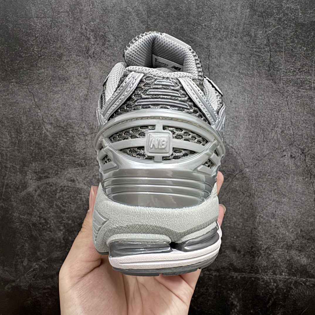 图片[4]-【小PF纯原】New Balance1906R 复古休闲跑步鞋老爹鞋 银色 货号：M1906REHn原pf工厂出品 大厂品质n鞋型没得挑 做的很好 细节各方面处理也挺到位n这是个好版本 价格良心不杀猪‼️n采用轻质牛剖革拼接透气网眼衬垫织物鞋面材质nT-Beam大底提供足步弓支撑，保持步态稳定n后跟搭载外露缓震胶 鞋身整体以各种深浅不一的灰色覆盖，鞋头以淡蓝色调装饰，网眼衬垫通过不规律的色块实现做旧的美感，泛黄的鞋底更是进一步增添了复古气息。 尺码：36 37 37.5 38 38.5 39.5 40 40.5 41.5 42 42.5 43 44 45 编码：NMXF240260-鞋库