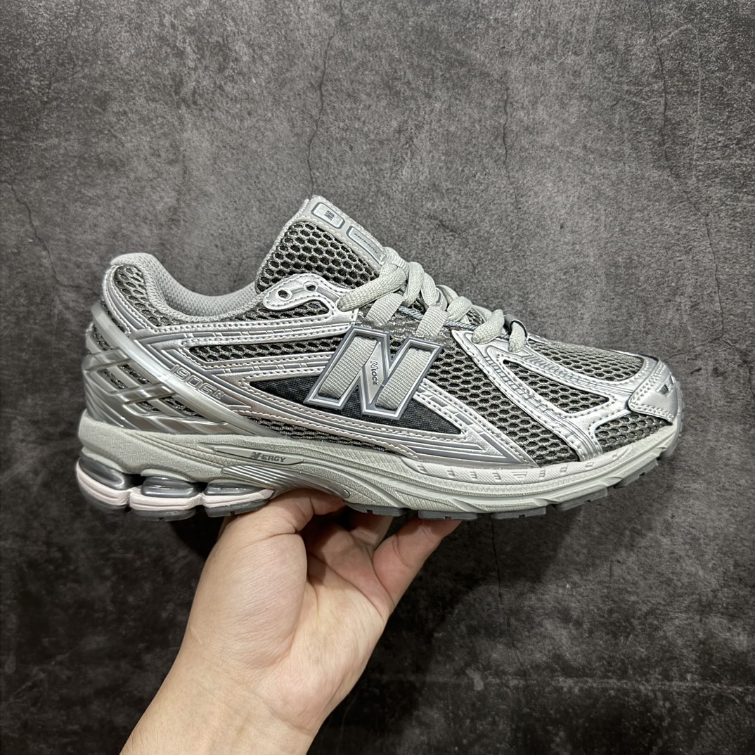 【小PF纯原】New Balance1906R 复古休闲跑步鞋老爹鞋 银色 货号：M1906REHn原pf工厂出品 大厂品质n鞋型没得挑 做的很好 细节各方面处理也挺到位n这是个好版本 价格良心不杀猪‼️n采用轻质牛剖革拼接透气网眼衬垫织物鞋面材质nT-Beam大底提供足步弓支撑，保持步态稳定n后跟搭载外露缓震胶 鞋身整体以各种深浅不一的灰色覆盖，鞋头以淡蓝色调装饰，网眼衬垫通过不规律的色块实现做旧的美感，泛黄的鞋底更是进一步增添了复古气息。 尺码：36 37 37.5 38 38.5 39.5 40 40.5 41.5 42 42.5 43 44 45 编码：NMXF240260-鞋库