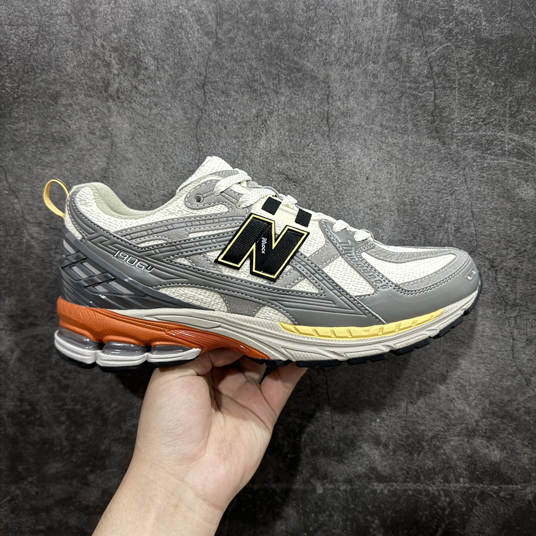 【纯原版】NB新百伦New Balance M1906R  M1906NG1 系列复古老爹风休闲运动慢跑鞋采用轻质牛剖革拼接透气网眼衬垫织物鞋面材质#T-Beam大底提供足步弓支撑，保持步态稳定#后跟搭载外露缓震胶 鞋身整体以各种深浅不一的灰色覆盖，鞋头以淡蓝色调装饰，网眼衬垫通过不规律的色块实现做旧的美感，泛黄的鞋底更是进一步增添了复古气息。 尺码：36 37 37.5 38 38.5 39.5 40 40.5 41.5 42 42.5 43 44 45 46.5 编码：JP260280-鞋库