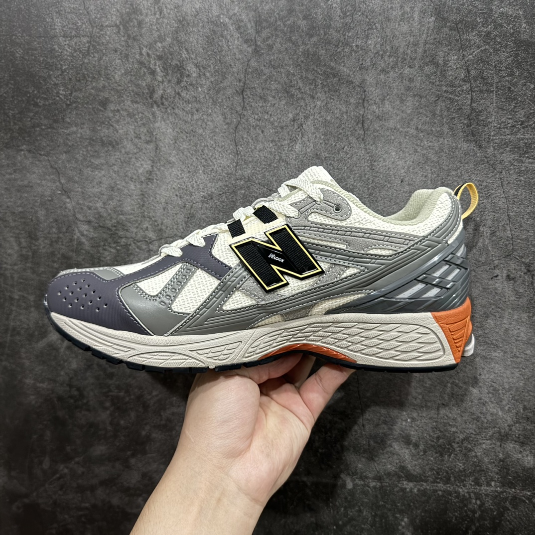 图片[2]-【纯原版】NB新百伦New Balance M1906R  M1906NG1 系列复古老爹风休闲运动慢跑鞋采用轻质牛剖革拼接透气网眼衬垫织物鞋面材质#T-Beam大底提供足步弓支撑，保持步态稳定#后跟搭载外露缓震胶 鞋身整体以各种深浅不一的灰色覆盖，鞋头以淡蓝色调装饰，网眼衬垫通过不规律的色块实现做旧的美感，泛黄的鞋底更是进一步增添了复古气息。 尺码：36 37 37.5 38 38.5 39.5 40 40.5 41.5 42 42.5 43 44 45 46.5 编码：JP260280-鞋库