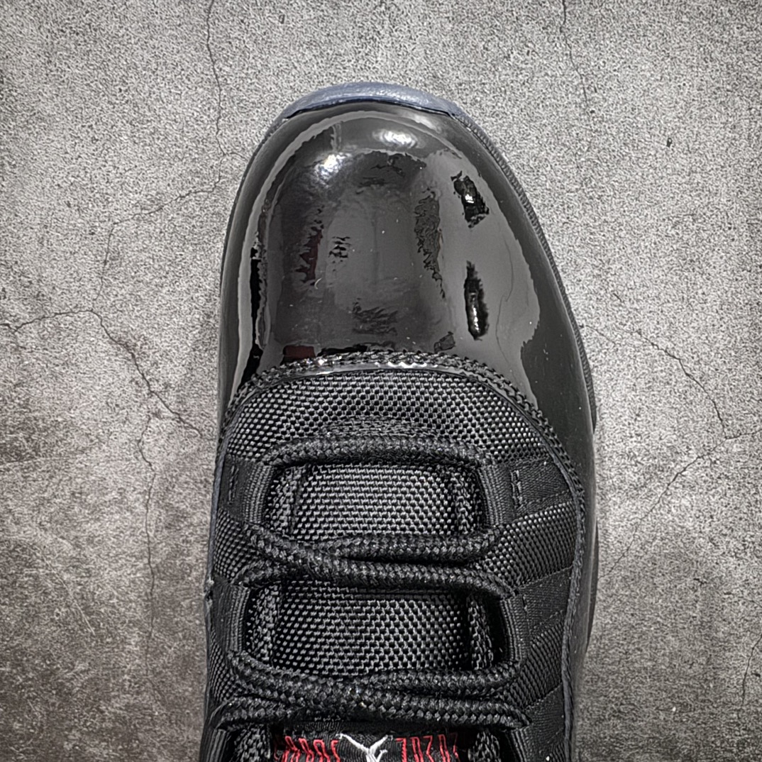 图片[5]-【外贸版本】Air Jordan 11 Retro \”Black Red Grey\” 高帮 黑红灰 AJ11 乔丹11代 aj11 乔11 高邦 黑蓝银 乔丹篮球鞋系列n鞋身采用黑色尼龙网眼鞋面，搭配黑色漆皮材质覆盖层，展现出不错的整体性设计；后跟依然使用经典的\”二三\”并且采用红色进行点缀，后跟侧身Jumpaman Logo则以金属银呈现，自带一种简约高贵的气质；鞋带孔辅以黑色绣标上点缀白色Jumpman Logo刺绣，营造出奢华的氛围，最后以黑色中底和透明水晶外底及黑色Jumpman Logo完善整体设计收尾。 货号：378037-006 尺码：40 40.5 41 42 42.5 43 44 44.5 45 46 47.5 48.5 编码：777420450-鞋库