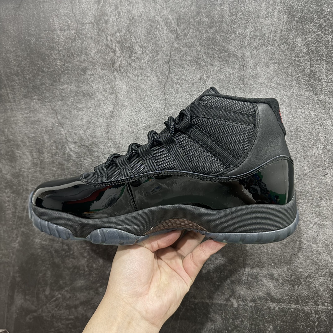 图片[2]-【外贸版本】Air Jordan 11 Retro \”Black Red Grey\” 高帮 黑红灰 AJ11 乔丹11代 aj11 乔11 高邦 黑蓝银 乔丹篮球鞋系列n鞋身采用黑色尼龙网眼鞋面，搭配黑色漆皮材质覆盖层，展现出不错的整体性设计；后跟依然使用经典的\”二三\”并且采用红色进行点缀，后跟侧身Jumpaman Logo则以金属银呈现，自带一种简约高贵的气质；鞋带孔辅以黑色绣标上点缀白色Jumpman Logo刺绣，营造出奢华的氛围，最后以黑色中底和透明水晶外底及黑色Jumpman Logo完善整体设计收尾。 货号：378037-006 尺码：40 40.5 41 42 42.5 43 44 44.5 45 46 47.5 48.5 编码：777420450-鞋库