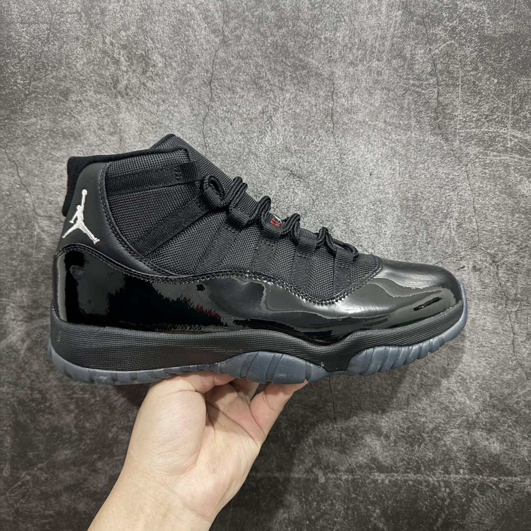 【外贸版本】Air Jordan 11 Retro \”Black Red Grey\” 高帮 黑红灰 AJ11 乔丹11代 aj11 乔11 高邦 黑蓝银 乔丹篮球鞋系列n鞋身采用黑色尼龙网眼鞋面，搭配黑色漆皮材质覆盖层，展现出不错的整体性设计；后跟依然使用经典的\”二三\”并且采用红色进行点缀，后跟侧身Jumpaman Logo则以金属银呈现，自带一种简约高贵的气质；鞋带孔辅以黑色绣标上点缀白色Jumpman Logo刺绣，营造出奢华的氛围，最后以黑色中底和透明水晶外底及黑色Jumpman Logo完善整体设计收尾。 货号：378037-006 尺码：40 40.5 41 42 42.5 43 44 44.5 45 46 47.5 48.5 编码：777420450-鞋库