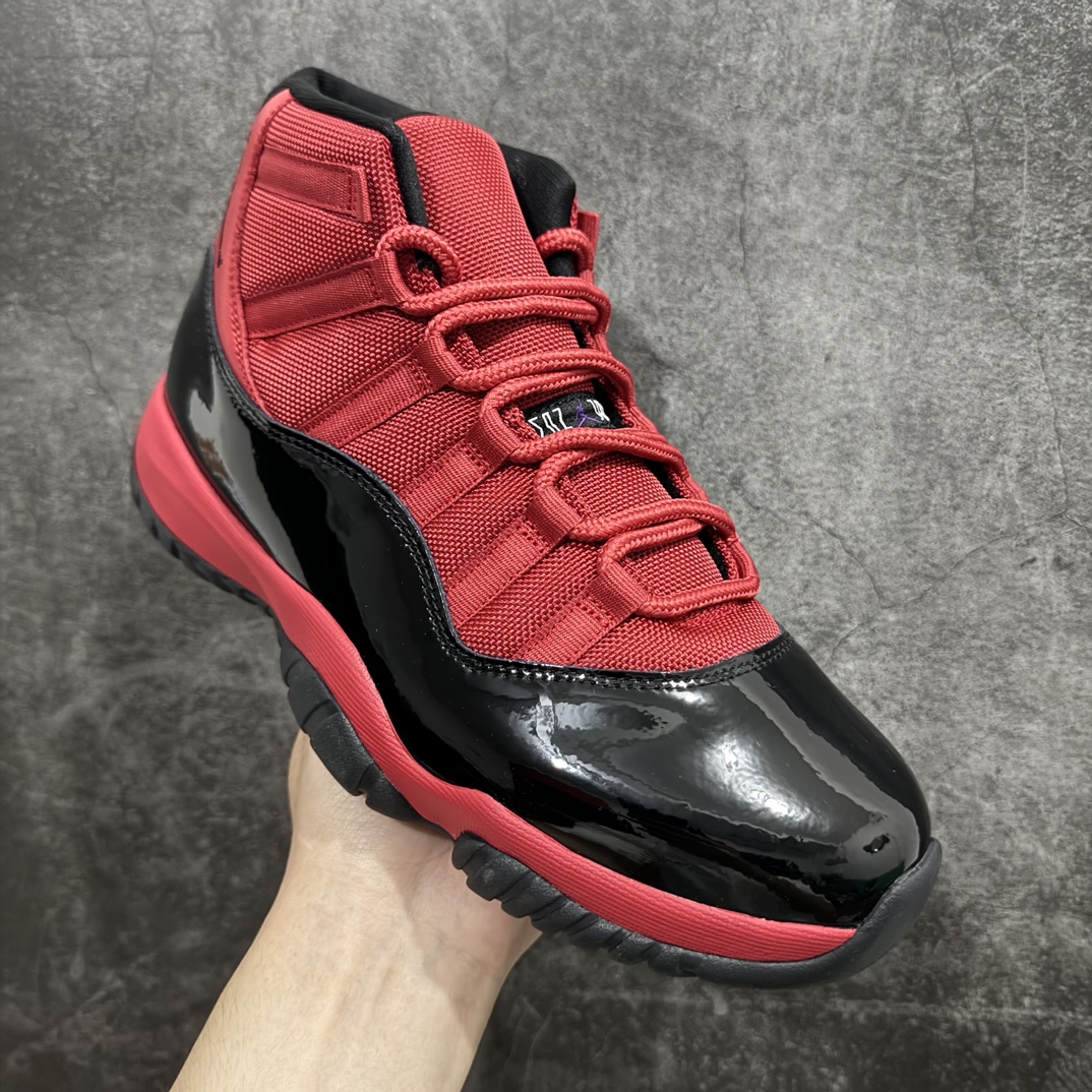 图片[3]-【外贸纯原版】Air Jordan 11 Retro \”Red Black\” 高帮 红黑色 AJ11 乔丹11代 aj11 乔11 高邦 黑红 乔丹篮球鞋系列n鞋身采用红色尼龙网眼鞋面，搭配黑色漆皮材质覆盖层，展现出不错的整体性设计；后跟依然使用经典的\”四五\”并且采用白色进行点缀，后跟侧身Jumpaman Logo则以黑色刺绣呈现，自带一种简约高贵的气质；鞋带孔辅以黑色绣标上点缀紫色迷你Jumpman Logo刺绣，营造出奢华的氛围，最后以红色中底和黑色透明水晶外底及黑色Jumpman Logo完善整体设计收尾。 货号：CT8012-600 尺码：40 40.5 41 42 42.5 43 44 44.5 45 46 47.5 48.5 编码：777420450-鞋库