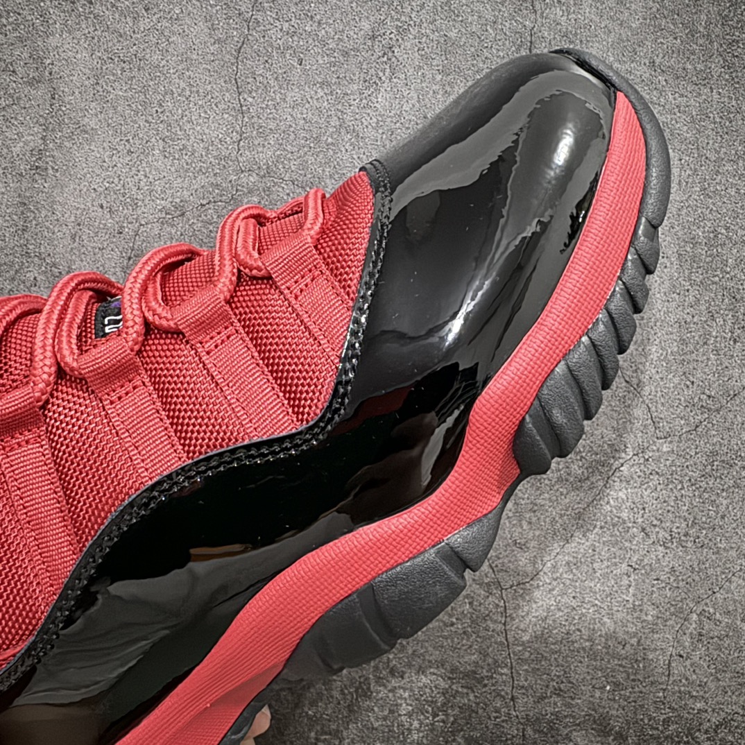 图片[6]-【外贸纯原版】Air Jordan 11 Retro \”Red Black\” 高帮 红黑色 AJ11 乔丹11代 aj11 乔11 高邦 黑红 乔丹篮球鞋系列n鞋身采用红色尼龙网眼鞋面，搭配黑色漆皮材质覆盖层，展现出不错的整体性设计；后跟依然使用经典的\”四五\”并且采用白色进行点缀，后跟侧身Jumpaman Logo则以黑色刺绣呈现，自带一种简约高贵的气质；鞋带孔辅以黑色绣标上点缀紫色迷你Jumpman Logo刺绣，营造出奢华的氛围，最后以红色中底和黑色透明水晶外底及黑色Jumpman Logo完善整体设计收尾。 货号：CT8012-600 尺码：40 40.5 41 42 42.5 43 44 44.5 45 46 47.5 48.5 编码：777420450-鞋库