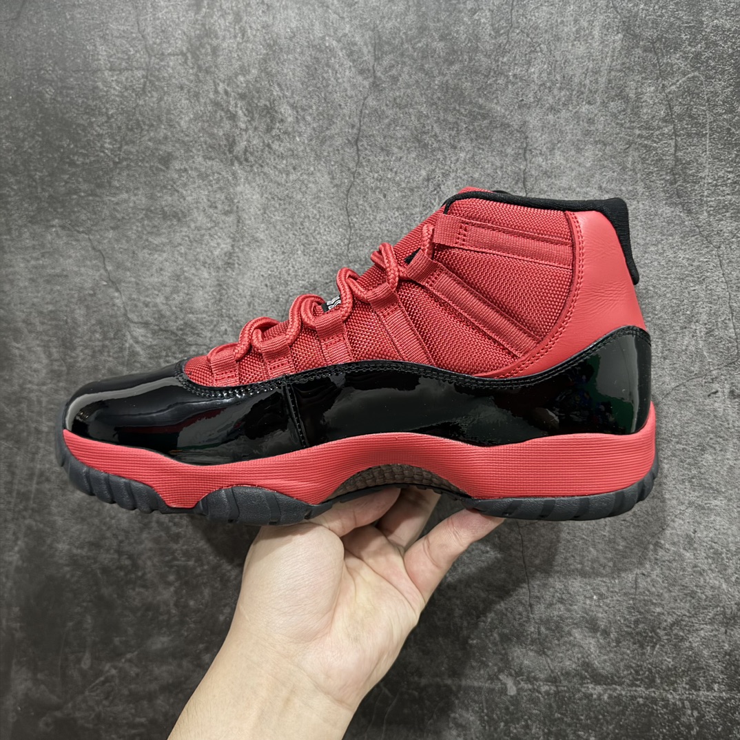 图片[2]-【外贸纯原版】Air Jordan 11 Retro \”Red Black\” 高帮 红黑色 AJ11 乔丹11代 aj11 乔11 高邦 黑红 乔丹篮球鞋系列n鞋身采用红色尼龙网眼鞋面，搭配黑色漆皮材质覆盖层，展现出不错的整体性设计；后跟依然使用经典的\”四五\”并且采用白色进行点缀，后跟侧身Jumpaman Logo则以黑色刺绣呈现，自带一种简约高贵的气质；鞋带孔辅以黑色绣标上点缀紫色迷你Jumpman Logo刺绣，营造出奢华的氛围，最后以红色中底和黑色透明水晶外底及黑色Jumpman Logo完善整体设计收尾。 货号：CT8012-600 尺码：40 40.5 41 42 42.5 43 44 44.5 45 46 47.5 48.5 编码：777420450-鞋库