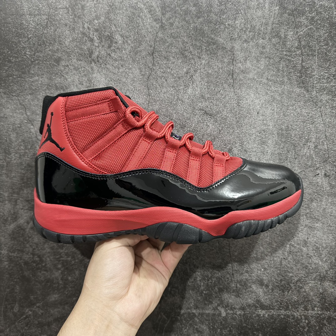 【外贸纯原版】Air Jordan 11 Retro \”Red Black\” 高帮 红黑色 AJ11 乔丹11代 aj11 乔11 高邦 黑红 乔丹篮球鞋系列n鞋身采用红色尼龙网眼鞋面，搭配黑色漆皮材质覆盖层，展现出不错的整体性设计；后跟依然使用经典的\”四五\”并且采用白色进行点缀，后跟侧身Jumpaman Logo则以黑色刺绣呈现，自带一种简约高贵的气质；鞋带孔辅以黑色绣标上点缀紫色迷你Jumpman Logo刺绣，营造出奢华的氛围，最后以红色中底和黑色透明水晶外底及黑色Jumpman Logo完善整体设计收尾。 货号：CT8012-600 尺码：40 40.5 41 42 42.5 43 44 44.5 45 46 47.5 48.5 编码：777420450-鞋库