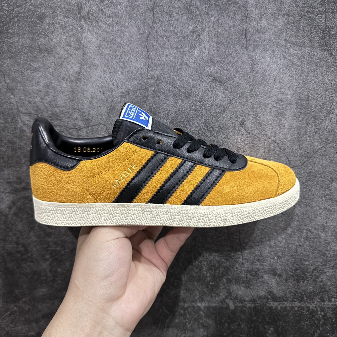 【正确版】AD Gazelle Indoor Trainers 羚羊内训系列低帮复古百搭休闲运动德训风板鞋25周年纪念款 JP5283n90年代经典的复刻版！自60年代以足球训练鞋面世以来,Gazelle就以其经典设计席卷全球。1991年版本的复刻,再造经典Gazelle。采用皮革打造,搭配浊色细节,让这款经典更加简约。 尺码：36 36⅔ 37⅓ 38 38⅔ 39⅓ 40 40⅔ 41⅓ 42 42⅔ 43⅓ 44 45 编码：DZTB230250-鞋库