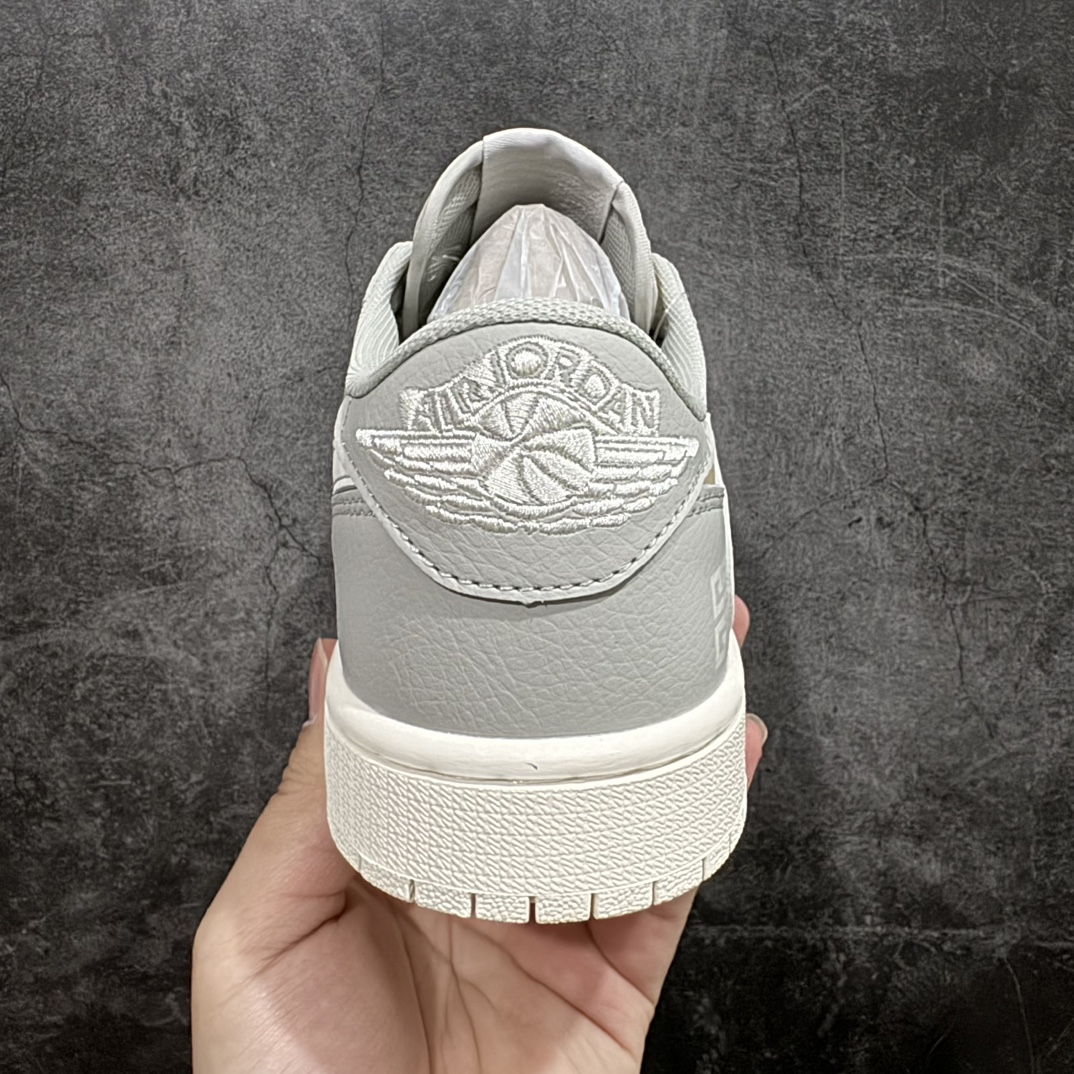 图片[4]-【定制版】Travis Scott x Nike Air Jordan 1 Low x GIVENCHY 三方联名nAir Jordan 1 Low 反转灰棕倒钩 纯原版本n全鞋采用原装头层皮，用料扎实 精雕细琢n鞋型极致还原 飞翼3D打印改良 深度立体四线中底拉帮皮料选材 钢印 背胶一应俱全 全新批次 原装原模大底全鞋原厂定制皮料，手感细腻正确折边工艺 完美细节诠释 官方货号：QY0568 951 Size：36 36.5 37.5 38 38.5 39 40 40.5 41 42 42.5 43 44 44.5 45 编码：CC280300-鞋库