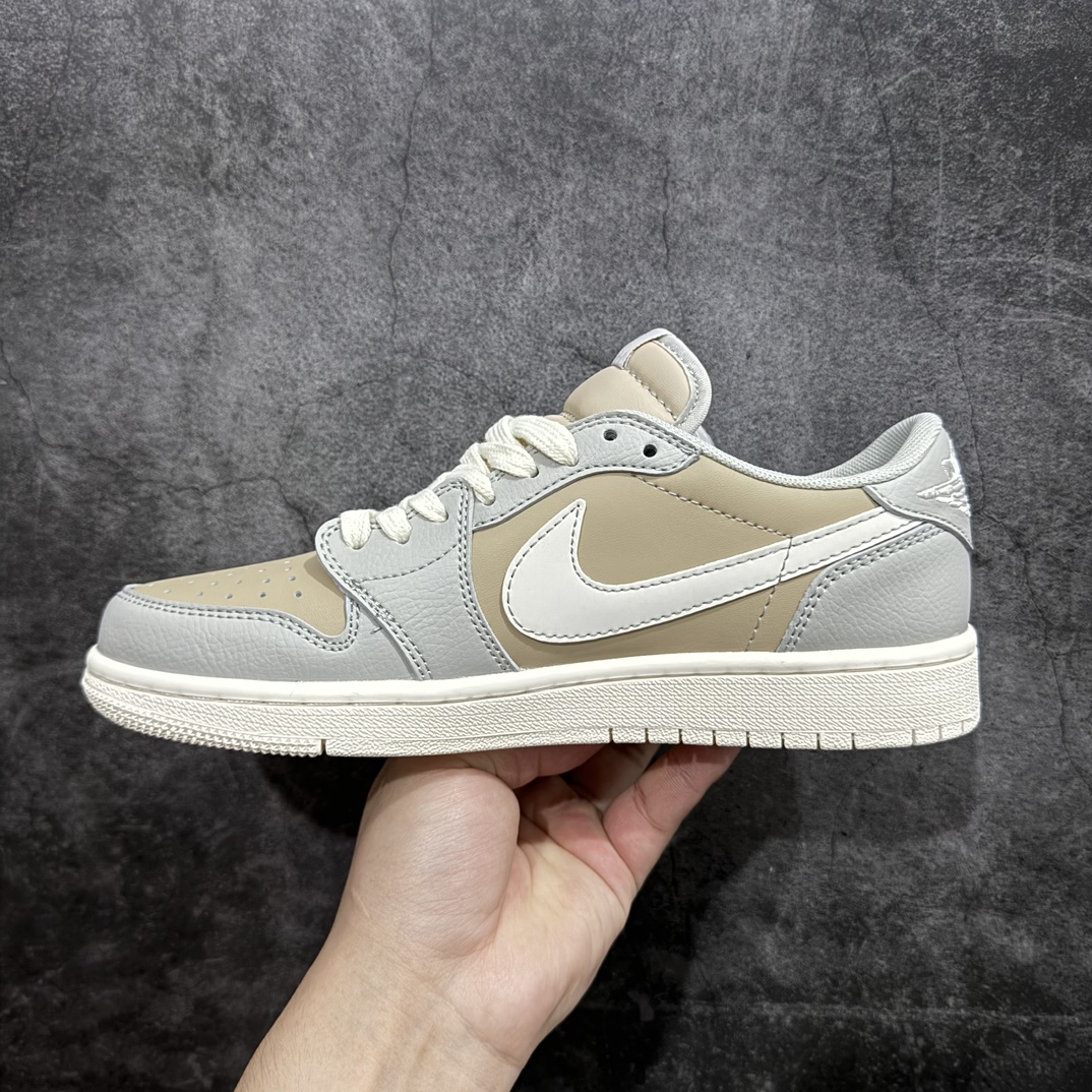 图片[2]-【定制版】Travis Scott x Nike Air Jordan 1 Low x GIVENCHY 三方联名nAir Jordan 1 Low 反转灰棕倒钩 纯原版本n全鞋采用原装头层皮，用料扎实 精雕细琢n鞋型极致还原 飞翼3D打印改良 深度立体四线中底拉帮皮料选材 钢印 背胶一应俱全 全新批次 原装原模大底全鞋原厂定制皮料，手感细腻正确折边工艺 完美细节诠释 官方货号：QY0568 951 Size：36 36.5 37.5 38 38.5 39 40 40.5 41 42 42.5 43 44 44.5 45 编码：CC280300-鞋库