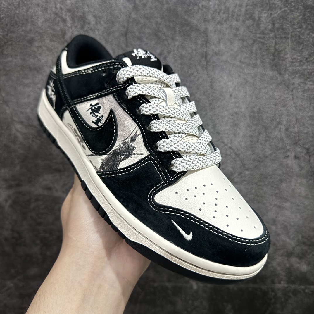 图片[3]-【定制版】Nike SB Dunk Low x Stussy 黑神话悟空 白黑小钩翻毛满天星n纯原大厂出品 极力推荐👏n原装头层材料 独家版型蒸餾加工n帶來的是更好的视觉和脚感体验n大厂纯原品质出货 清洁度 电绣工艺皮料切割干净无任何毛边 细节完美 官方货号：XX2025 555 尺码：36 36.5 37.5 38 38.5 39 40 40.5 41 42 42.5 43 44 44.5 45 编码：HXS320340-鞋库