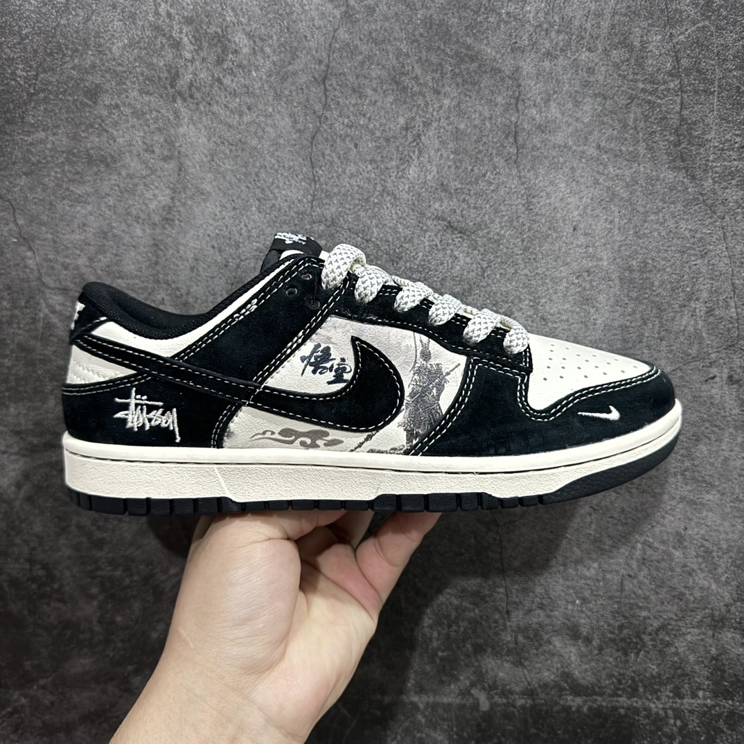 【定制版】Nike SB Dunk Low x Stussy 黑神话悟空 白黑小钩翻毛满天星n纯原大厂出品 极力推荐👏n原装头层材料 独家版型蒸餾加工n帶來的是更好的视觉和脚感体验n大厂纯原品质出货 清洁度 电绣工艺皮料切割干净无任何毛边 细节完美 官方货号：XX2025 555 尺码：36 36.5 37.5 38 38.5 39 40 40.5 41 42 42.5 43 44 44.5 45 编码：HXS320340-鞋库