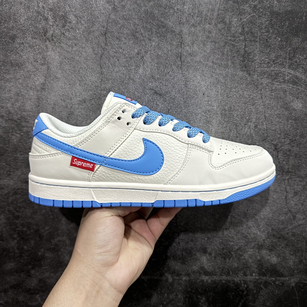 【定制版】Nike SB Dunk Low x Supreme 白蓝满天星n纯原大厂出品 极力推荐n原装头层材料 独家版型蒸餾加工n帶來的是更好的视觉和脚感体验n大厂纯原品质出货 清洁度 电绣工艺皮料切割干净无任何毛边 细节完美 官方货号：DQ1098 369 尺码：36 36.5 37.5 38 38.5 39 40 40.5 41 42 42.5 43 44 44.5 45  编码：HXS260280-鞋库