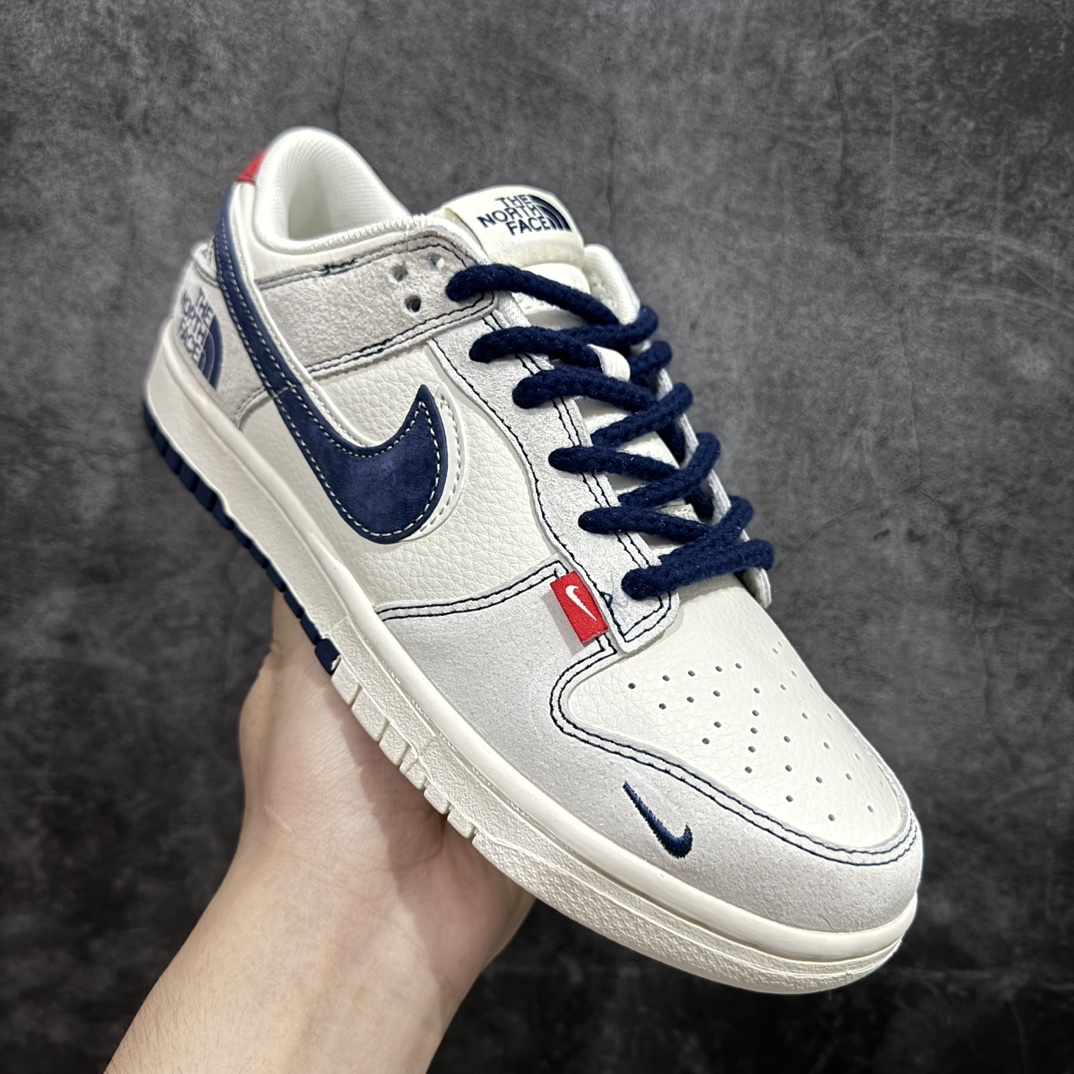 图片[3]-【定制版】Nike SB Dunk Low x The North Face 白蓝红小钩麻绳n纯原大厂出品 极力推荐👏n原装头层材料 独家版型蒸餾加工n帶來的是更好的视觉和脚感体验n大厂纯原品质出货 清洁度 电绣工艺皮料切割干净无任何毛边 细节完美 官方货号：SJ1089 012 尺码：36 36.5 37.5 38 38.5 39 40 40.5 41 42 42.5 43 44 44.5 45  编码：HXS320340-鞋库