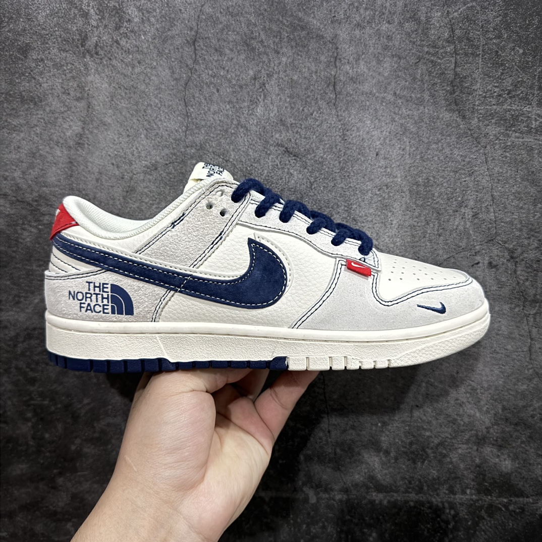 【定制版】Nike SB Dunk Low x The North Face 白蓝红小钩麻绳n纯原大厂出品 极力推荐👏n原装头层材料 独家版型蒸餾加工n帶來的是更好的视觉和脚感体验n大厂纯原品质出货 清洁度 电绣工艺皮料切割干净无任何毛边 细节完美 官方货号：SJ1089 012 尺码：36 36.5 37.5 38 38.5 39 40 40.5 41 42 42.5 43 44 44.5 45  编码：HXS320340-鞋库