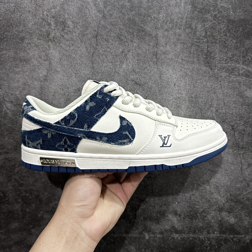 【定制版】Nike SB Dunk Low x Louis Vuitton 白蓝牛仔n纯原大厂出品 极力推荐👏n原装头层材料 独家版型蒸餾加工n帶來的是更好的视觉和脚感体验n大厂纯原品质出货 清洁度 电绣工艺皮料切割干净无任何毛边 细节完美 官方货号：DJ2024 008 尺码：36 36.5 37.5 38 38.5 39 40 40.5 41 42 42.5 43 44 44.5 45 编码：HXS320340-鞋库