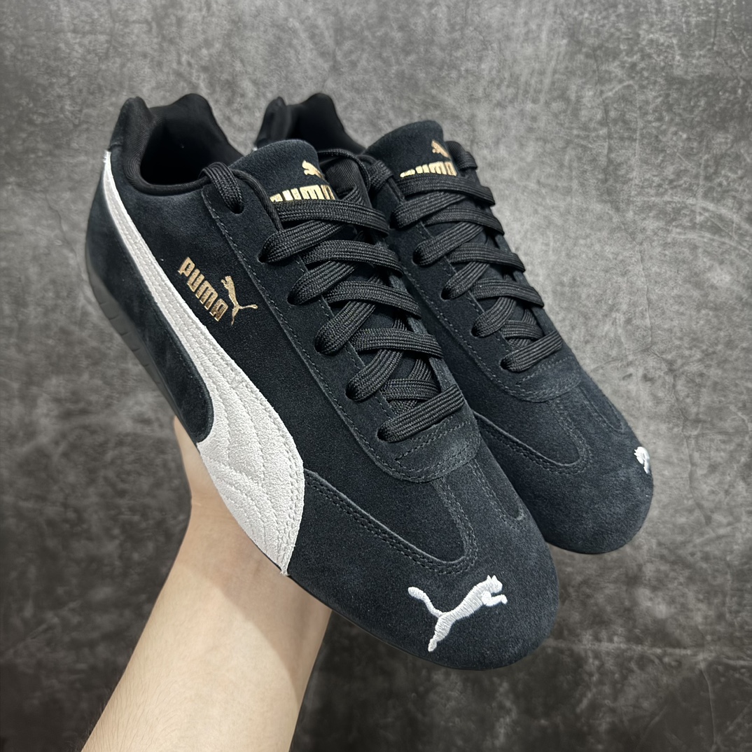 【Top纯原版】Puma Speedcat OG Sparcon彪马罗马阿莫尔系列 复古运动休闲赛车跑鞋n目前市场最优版本n无论是版型 细节 烫金走线n完全碾压市场任意版本 欢迎对比🆚n工厂耗时3个月开发n原装档案原数据纸版楦型n采用固色翻毛皮鞋面材质(正确二次成型\’猛帮\’成型工艺🆚区别市面版本!!)n外置原数据开发轻量耐磨橡胶大底💪🏻nn全球知名运动品牌PUMA宝马赛车系列n融合了宝马车队的标志性配色n以趣味十足又前卫复古的设计引领潮流n将赛道精神融入街头时尚 开启前卫竞速之旅n主打前卫复古风 Roma鞋款的鞋侧以复古的流线造型缀以宝马经典Logo 巧妙吸睛n而Speedcat鞋款以亮眼三色条纹元素缀以舒适鞋面n赋予了独特的个性美学 演绎赛车的无尽能量n 官方货号：398846 01 编码：TO250270-鞋库