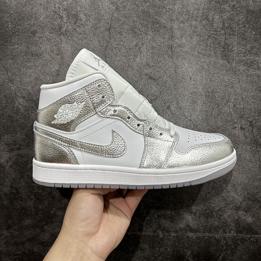 【DT纯原】Air Jordan AJ1 Mid 中帮 白银FN5031-100nn终端优势供应 市面中低帮最具代表性版本没有之一 口碑大厂出品 品控大底版型不断改良更新 全套原纸板楦头开发 确保原汁原味 完美呈现版型 完美零毛边处理 原厂内置全掌气垫 价格定位良心 平台专用代工流水线出品 一眼公司既视感 拿到手的一瞬间就与众不同 碾压市面所有版本 全部原鞋开发 每一个配色都会采购原鞋确认细节 打破市面看图做货无好货之说SIZE：35.5 36 36.5 37.5 38 38.5 39 40 40.5 41 42 42.5 43 44 44.5 45 46 编码：DT300310-鞋库