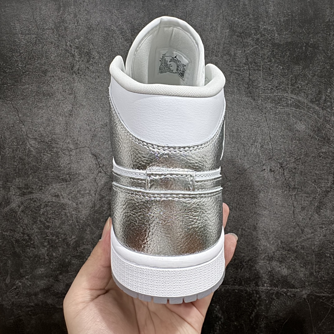 图片[4]-【DT纯原】Air Jordan AJ1 Mid 中帮 白银FN5031-100nn终端优势供应 市面中低帮最具代表性版本没有之一 口碑大厂出品 品控大底版型不断改良更新 全套原纸板楦头开发 确保原汁原味 完美呈现版型 完美零毛边处理 原厂内置全掌气垫 价格定位良心 平台专用代工流水线出品 一眼公司既视感 拿到手的一瞬间就与众不同 碾压市面所有版本 全部原鞋开发 每一个配色都会采购原鞋确认细节 打破市面看图做货无好货之说SIZE：35.5 36 36.5 37.5 38 38.5 39 40 40.5 41 42 42.5 43 44 44.5 45 46 编码：DT300310-鞋库