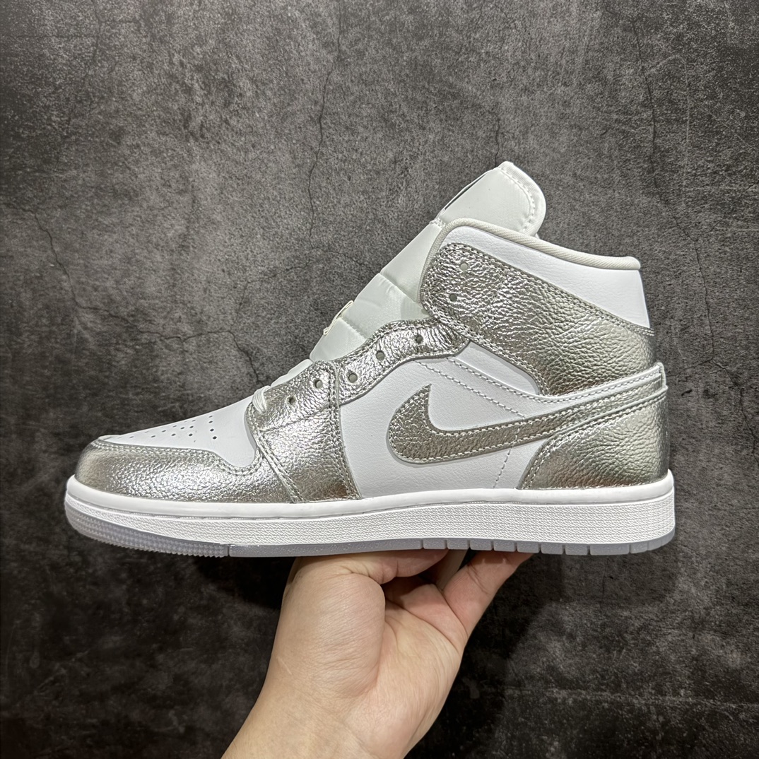 图片[2]-【DT纯原】Air Jordan AJ1 Mid 中帮 白银FN5031-100nn终端优势供应 市面中低帮最具代表性版本没有之一 口碑大厂出品 品控大底版型不断改良更新 全套原纸板楦头开发 确保原汁原味 完美呈现版型 完美零毛边处理 原厂内置全掌气垫 价格定位良心 平台专用代工流水线出品 一眼公司既视感 拿到手的一瞬间就与众不同 碾压市面所有版本 全部原鞋开发 每一个配色都会采购原鞋确认细节 打破市面看图做货无好货之说SIZE：35.5 36 36.5 37.5 38 38.5 39 40 40.5 41 42 42.5 43 44 44.5 45 46 编码：DT300310-鞋库