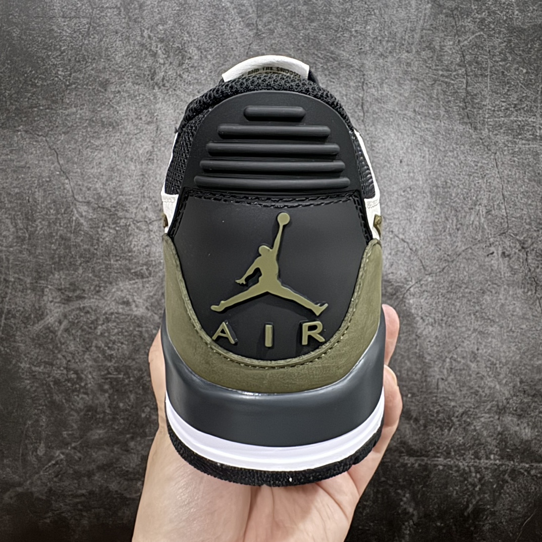 图片[5]-【纯原N版】Air Jordan Legacy AJ312 Low低帮复古篮球鞋 白绿黑 CD7069-120nnn市场最强独一档产物 全套原纸板楦头开发 原厂大底磨具加持立体防滑纹理 原档数据后跟TPU子母扣魔术贴 原装可视Air Sole气垫 原汁原味最完美的312代版型 唯一正确鞋头趴度弧度高度鞋身腰线 进口港宝加持 后跟自然饱满 全鞋荧光划线卡点 追求极致完美 每一双都是工艺品 多重QC质检 超越公司货的品控标准 实实在在的免检产品 鞋身采用了皮革材质打造 横跨鞋面的魔术贴十分吸睛 侧面的Swoosh Logo的一部分被鞋面遮挡了一部分 颇具玩味 魔术贴上标有NK标识 而鞋舌上是Jordan的经典红色飞翼Logo 后跟和鞋底均采用了AJ3的设计 后跟上同样也使用了经典的爆裂纹图案SIZE：36 36.5 37.5 38 38.5 39 40 40.5 41 42 42.5 43 44 44.5 45 46 47.5 编码：QH2802300-鞋库