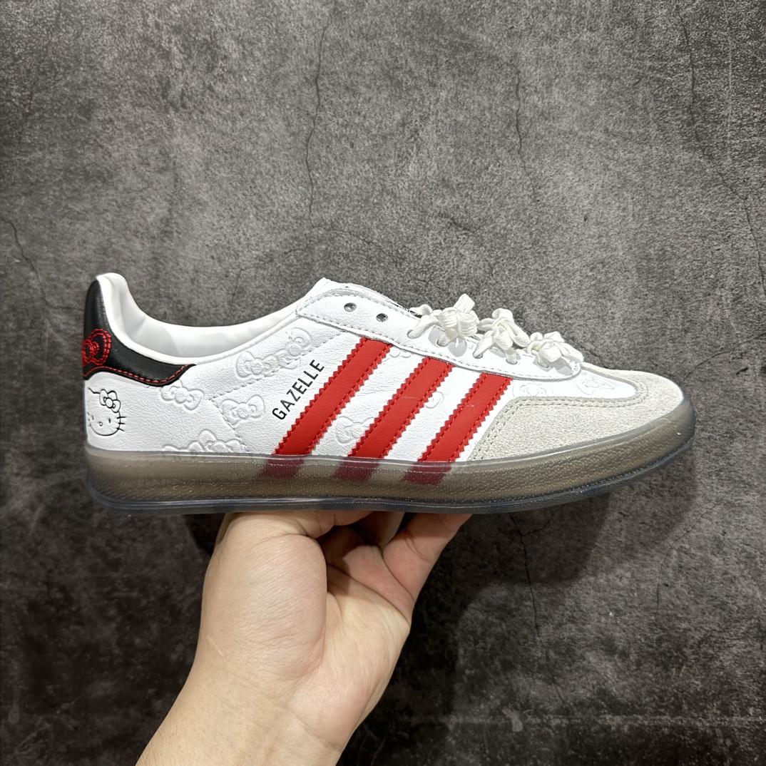 【正确版】凯蒂猫《Hello Kitty》x Adidas Gazelle Indoor Trainers\”Hello Kitty And Friends\”羚羊内训系列低帮复古百搭休闲运动德训风板鞋“联名白红黑凯蒂猫蝴蝶结印面”II0013nn男女鞋半码制n原楦开发版型采粒面移膜牛剖革组合用翻毛皮饰片鞋面材质n内环保海玻璃鞋垫 外置RB橡胶大底n 尺码：35 36 36⅔ 37⅓ 38 38⅔ 39⅓ 40 40⅔ 41⅓ 42 42⅔ 43⅓ 44 44⅔ 45 编码：DZ230250nn-鞋库