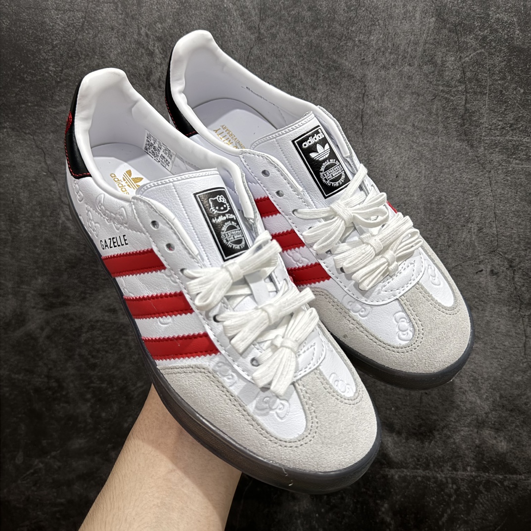 【正确版】凯蒂猫《Hello Kitty》x Adidas Gazelle Indoor Trainers\”Hello Kitty And Friends\”羚羊内训系列低帮复古百搭休闲运动德训风板鞋“联名白红黑凯蒂猫蝴蝶结印面”II0013nn男女鞋半码制n原楦开发版型采粒面移膜牛剖革组合用翻毛皮饰片鞋面材质n内环保海玻璃鞋垫 外置RB橡胶大底n 尺码：35 36 36⅔ 37⅓ 38 38⅔ 39⅓ 40 40⅔ 41⅓ 42 42⅔ 43⅓ 44 44⅔ 45 编码：DZ230250-鞋库