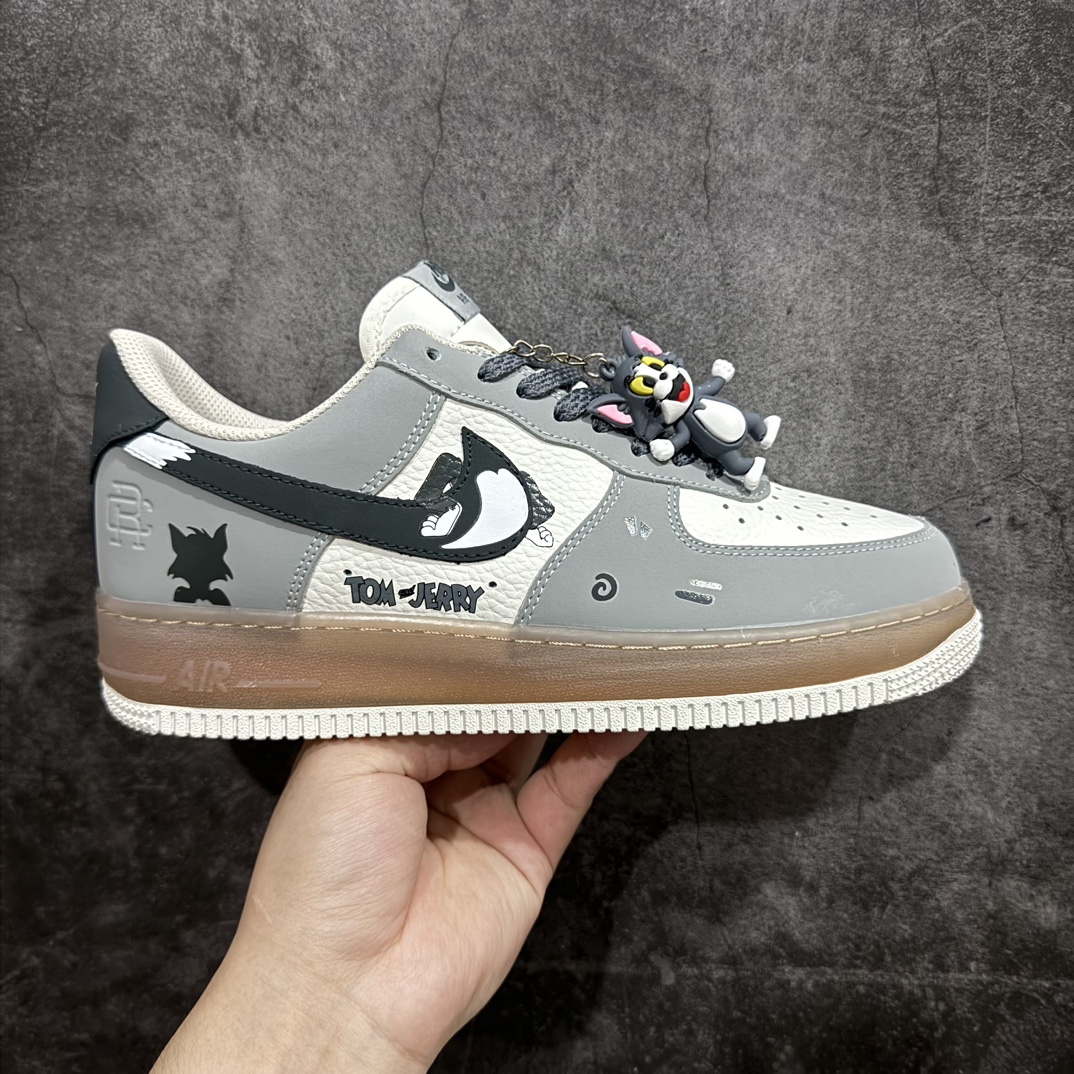 【公司级】Nk Air Force 1‘07 Low ”Tom“  “#汤姆猫” 空军一号低帮休闲板鞋n汤姆，《猫和老鼠》动画主角，70年代老动画中的卡通明星他与小老鼠杰瑞（Jerry）之间可称的上是一对欢喜冤家，二者亦敌亦友 货号：CW1888-806 尺码：36 36.5 37.5 38 38.5 39 40 40.5 41 42 42.5 43 44 44.5 45 编码：LF290300-鞋库