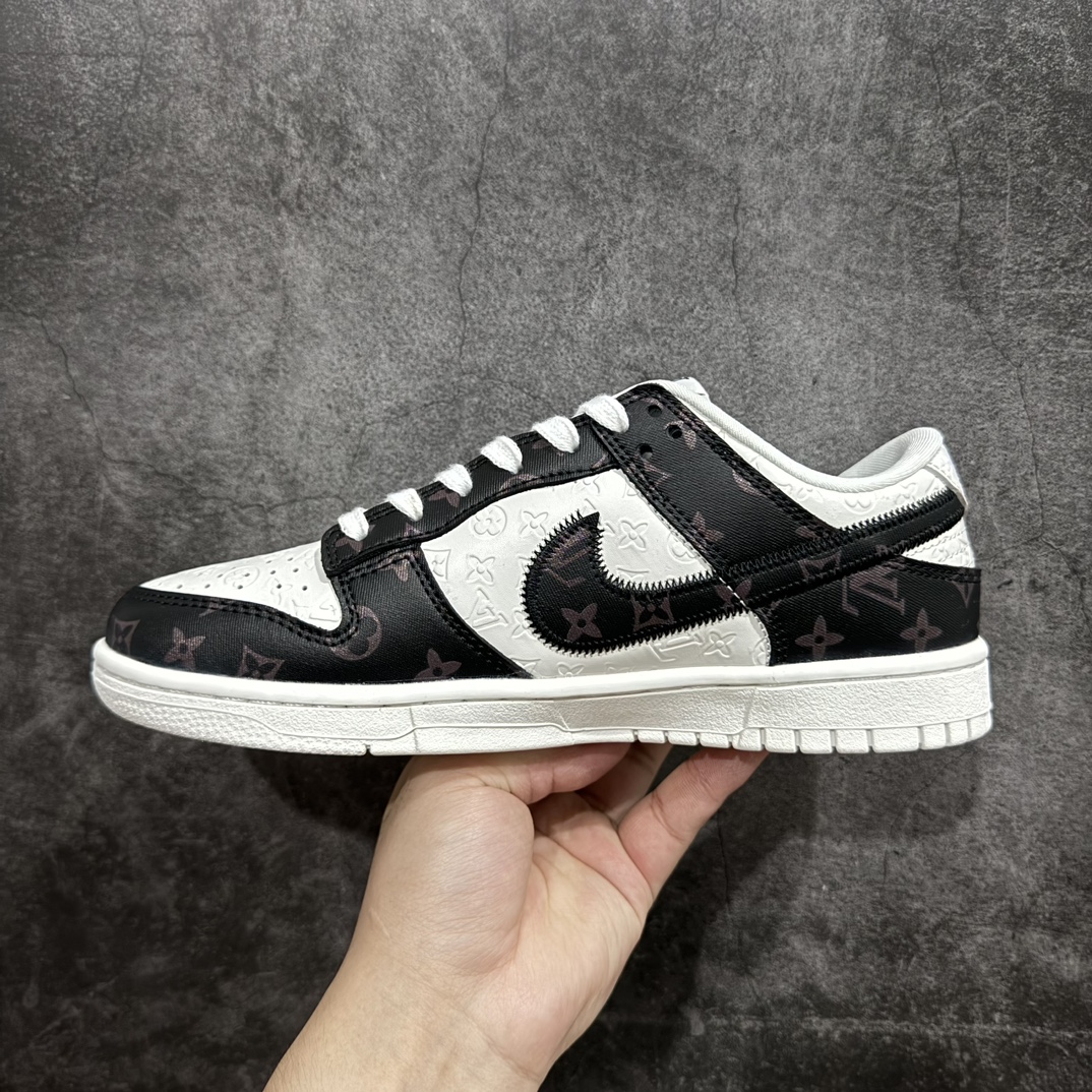 图片[2]-【定制版】Nk SB Dunk Low LV联名-浮雕白黑印花 周年高端定制 低帮休闲板鞋 DQ1098-361rn#定制鞋盒 大厂纯原品质出货 超高清洁度 皮料切割干净无任何毛边 细节完美 r 尺码：36 36.5 37.5 38 38.5 39 40 40.5 41 42 42.5 43 44 44.5 45 编码：HXS340360-鞋库