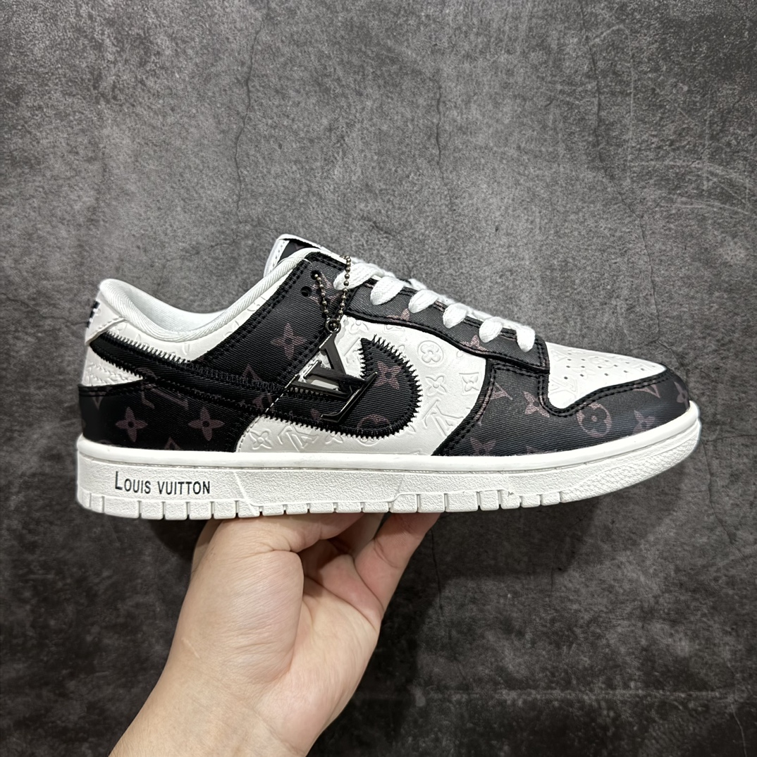 【定制版】Nk SB Dunk Low LV联名-浮雕白黑印花 周年高端定制 低帮休闲板鞋 DQ1098-361rn#定制鞋盒 大厂纯原品质出货 超高清洁度 皮料切割干净无任何毛边 细节完美 r 尺码：36 36.5 37.5 38 38.5 39 40 40.5 41 42 42.5 43 44 44.5 45 编码：HXS340360-鞋库