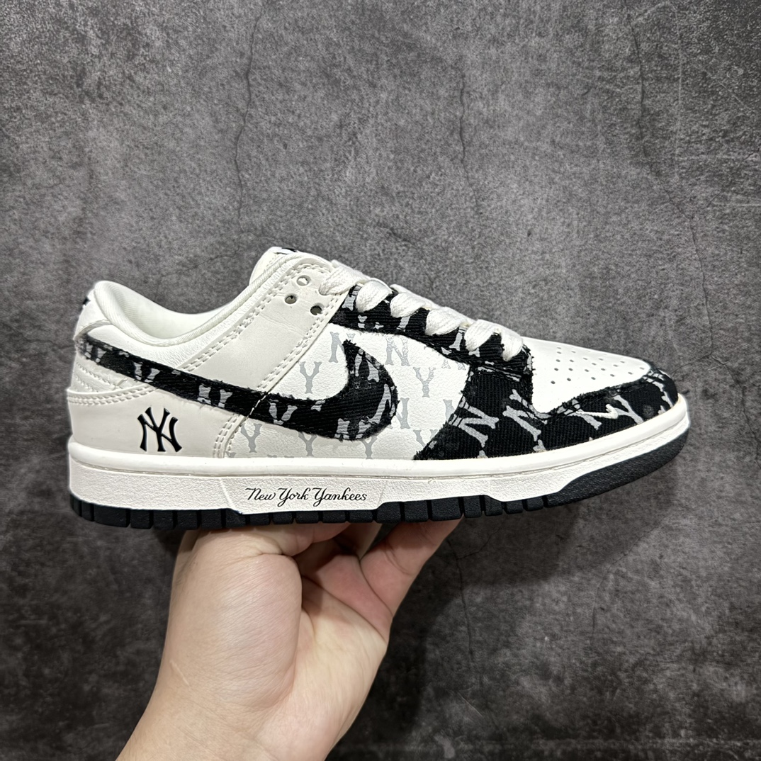 【定制版】Nike SB Dunk Low x MLB 白黑牛仔印花n纯原大厂出品 极力推荐n原装头层材料 独家版型蒸餾加工n帶來的是更好的视觉和脚感体验n大厂纯原品质出货 清洁度 电绣工艺皮料切割干净无任何毛边 细节完美 官方货号：DQ1098 343 尺码：36 36.5 37.5 38 38.5 39 40 40.5 41 42 42.5 43 44 44.5 45  编码：HXS260280-鞋库