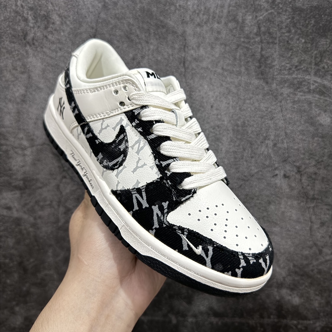 图片[3]-【定制版】Nike SB Dunk Low x MLB 白黑牛仔印花n纯原大厂出品 极力推荐n原装头层材料 独家版型蒸餾加工n帶來的是更好的视觉和脚感体验n大厂纯原品质出货 清洁度 电绣工艺皮料切割干净无任何毛边 细节完美 官方货号：DQ1098 343 尺码：36 36.5 37.5 38 38.5 39 40 40.5 41 42 42.5 43 44 44.5 45  编码：HXS260280-鞋库