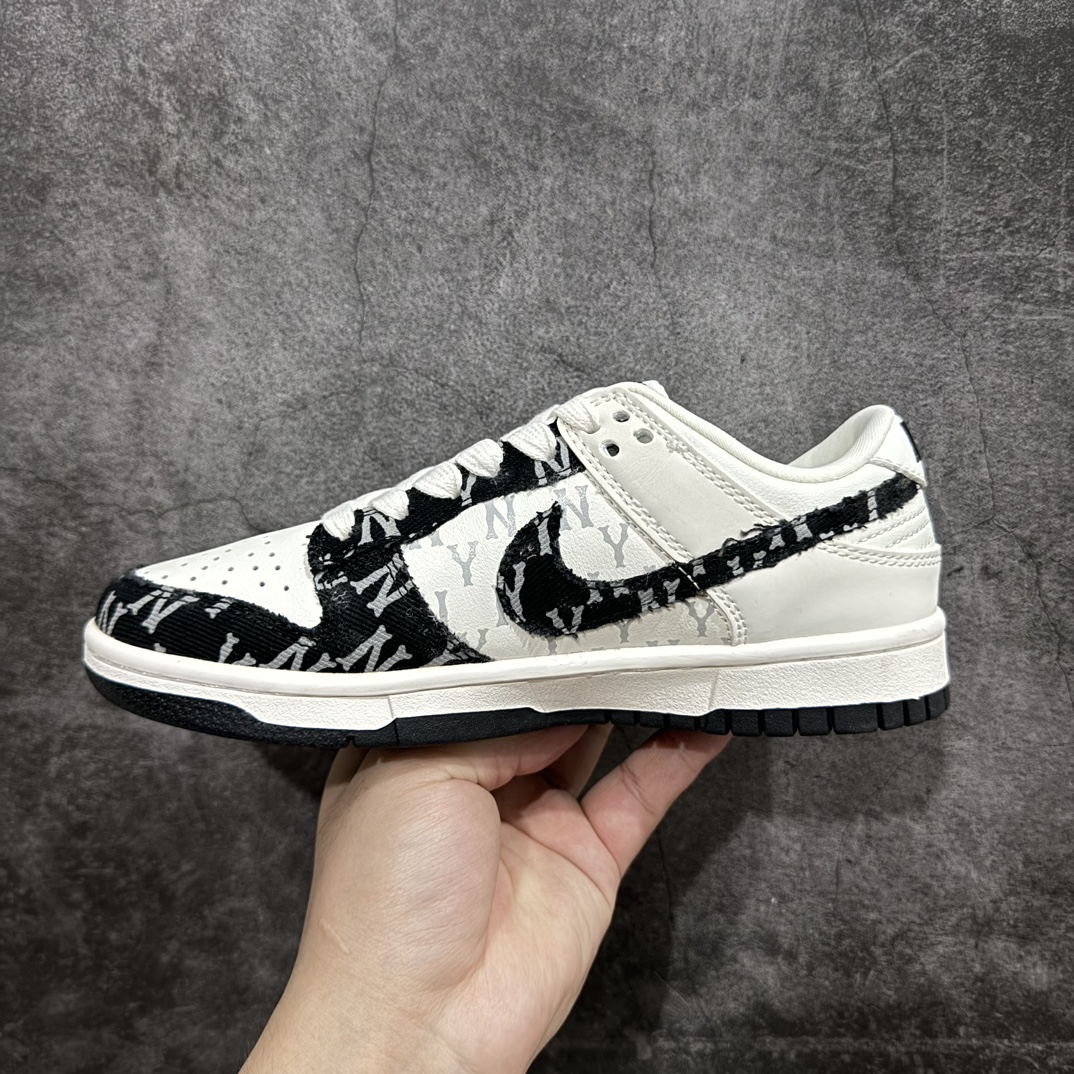 图片[2]-【定制版】Nike SB Dunk Low x MLB 白黑牛仔印花n纯原大厂出品 极力推荐n原装头层材料 独家版型蒸餾加工n帶來的是更好的视觉和脚感体验n大厂纯原品质出货 清洁度 电绣工艺皮料切割干净无任何毛边 细节完美 官方货号：DQ1098 343 尺码：36 36.5 37.5 38 38.5 39 40 40.5 41 42 42.5 43 44 44.5 45  编码：HXS260280-鞋库