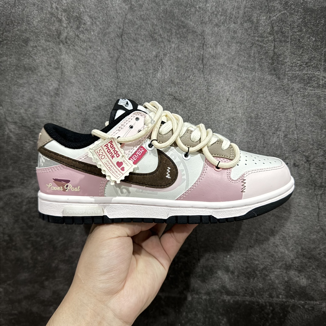 【YC纯原】Nk Dunk Low 熊猫恶作剧 特别企划心动邮件 心蔷 特殊礼盒 低帮休闲板鞋 CW1590-100rn配色整体围绕熊猫恶作剧心动邮件主题设计，鞋身整体采用专属颜料重新喷涂。特殊原创设计图标涂鸦装饰，添加潮流元素效果喷涂点缀。r 尺码：35.5 36 36.5 37.5 38 38.5 39 40  编码：HXS320340-鞋库