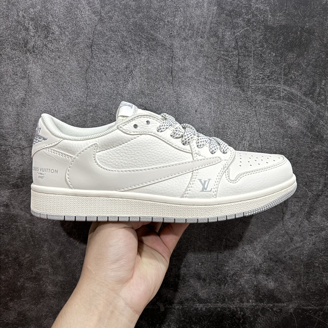 【定制版】Travis Scott x Fragment Design x Air Jordan 1 Low OG SP AJ1 乔1 LV联名-米灰底 低帮文化休闲板鞋 XZ1268-002rn#多方联名合作融合了Travis Scott 独特的音乐风格，藤原浩个性的设计风格以及Jordan品牌的经典元素 使其成为一双具有独特身份和价值的鞋子 清新而立体的外观加上联名标识更突出了其独特身份 这种配色方案显示出活力和时尚感 在视觉上引人注目  鞋身的质感和细腻的细节处理使其显得高端而格调十足  这款“倒钩”联名是设计与创意完美结合  融合多方的个性风格是一款备受瞩目的潮流鞋款  低帮休闲板鞋 定制鞋盒 大厂纯原品质出货 超高清洁度 皮料切割干净无任何毛边 细节完美 r 尺码：36 36.5 37.5 38 38.5 39 40 40.5 41 42 42.5 43 44 44.5 45  编码：HXS320340-鞋库