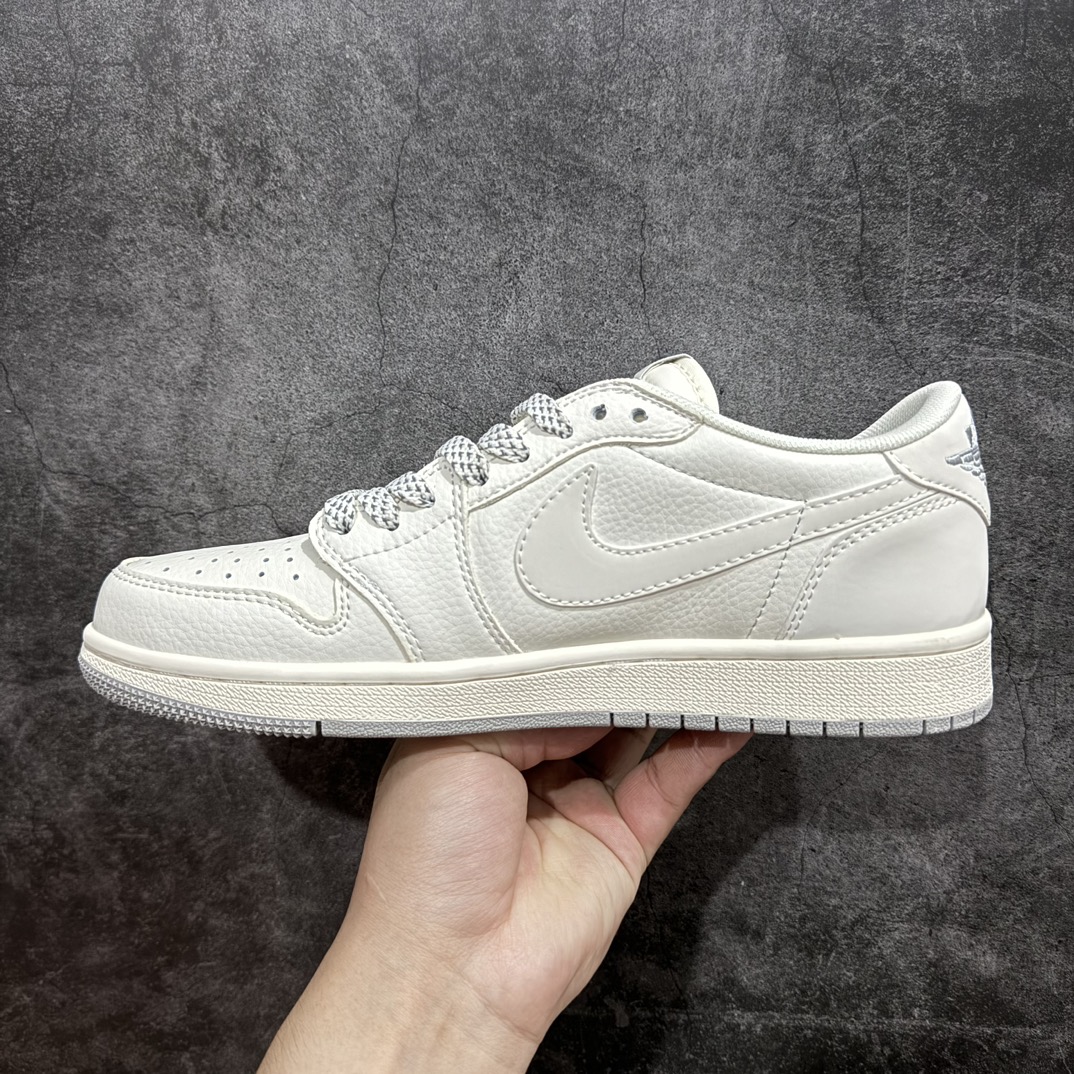 图片[2]-【定制版】Travis Scott x Fragment Design x Air Jordan 1 Low OG SP AJ1 乔1 LV联名-米灰底 低帮文化休闲板鞋 XZ1268-002rn#多方联名合作融合了Travis Scott 独特的音乐风格，藤原浩个性的设计风格以及Jordan品牌的经典元素 使其成为一双具有独特身份和价值的鞋子 清新而立体的外观加上联名标识更突出了其独特身份 这种配色方案显示出活力和时尚感 在视觉上引人注目  鞋身的质感和细腻的细节处理使其显得高端而格调十足  这款“倒钩”联名是设计与创意完美结合  融合多方的个性风格是一款备受瞩目的潮流鞋款  低帮休闲板鞋 定制鞋盒 大厂纯原品质出货 超高清洁度 皮料切割干净无任何毛边 细节完美 r 尺码：36 36.5 37.5 38 38.5 39 40 40.5 41 42 42.5 43 44 44.5 45  编码：HXS320340-鞋库