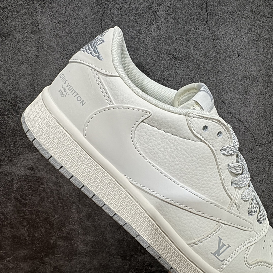 图片[7]-【定制版】Travis Scott x Fragment Design x Air Jordan 1 Low OG SP AJ1 乔1 LV联名-米灰底 低帮文化休闲板鞋 XZ1268-002rn#多方联名合作融合了Travis Scott 独特的音乐风格，藤原浩个性的设计风格以及Jordan品牌的经典元素 使其成为一双具有独特身份和价值的鞋子 清新而立体的外观加上联名标识更突出了其独特身份 这种配色方案显示出活力和时尚感 在视觉上引人注目  鞋身的质感和细腻的细节处理使其显得高端而格调十足  这款“倒钩”联名是设计与创意完美结合  融合多方的个性风格是一款备受瞩目的潮流鞋款  低帮休闲板鞋 定制鞋盒 大厂纯原品质出货 超高清洁度 皮料切割干净无任何毛边 细节完美 r 尺码：36 36.5 37.5 38 38.5 39 40 40.5 41 42 42.5 43 44 44.5 45  编码：HXS320340-鞋库