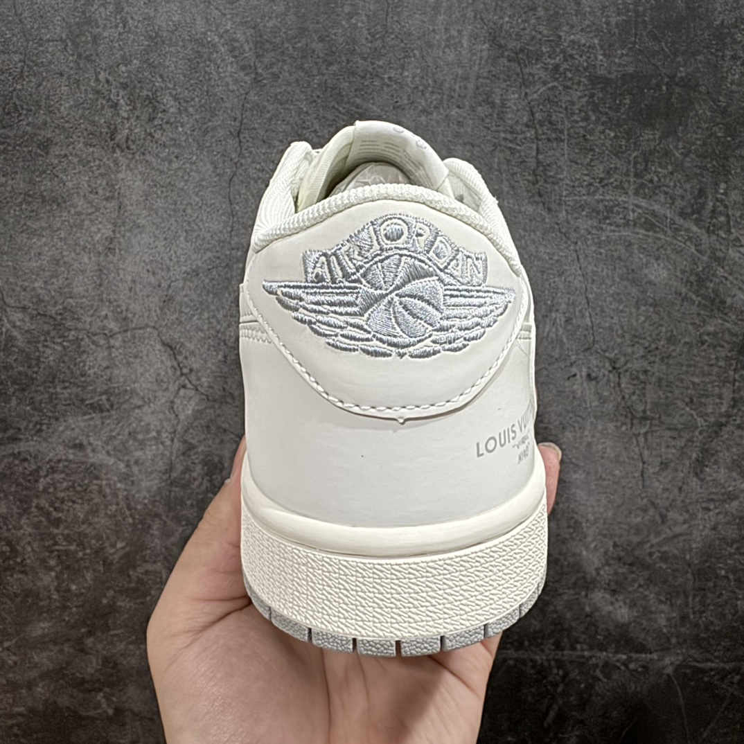 图片[4]-【定制版】Travis Scott x Fragment Design x Air Jordan 1 Low OG SP AJ1 乔1 LV联名-米灰底 低帮文化休闲板鞋 XZ1268-002rn#多方联名合作融合了Travis Scott 独特的音乐风格，藤原浩个性的设计风格以及Jordan品牌的经典元素 使其成为一双具有独特身份和价值的鞋子 清新而立体的外观加上联名标识更突出了其独特身份 这种配色方案显示出活力和时尚感 在视觉上引人注目  鞋身的质感和细腻的细节处理使其显得高端而格调十足  这款“倒钩”联名是设计与创意完美结合  融合多方的个性风格是一款备受瞩目的潮流鞋款  低帮休闲板鞋 定制鞋盒 大厂纯原品质出货 超高清洁度 皮料切割干净无任何毛边 细节完美 r 尺码：36 36.5 37.5 38 38.5 39 40 40.5 41 42 42.5 43 44 44.5 45  编码：HXS320340-鞋库