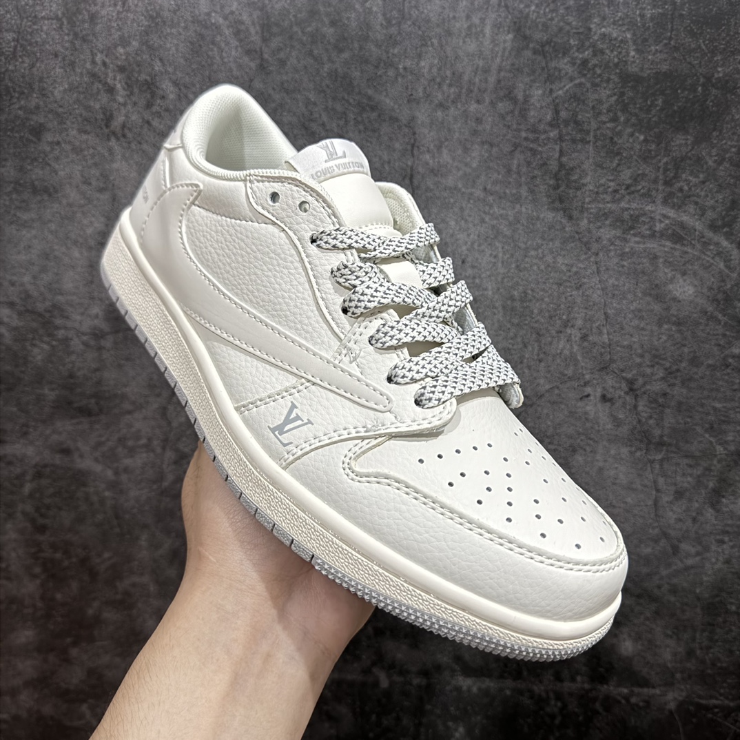 图片[3]-【定制版】Travis Scott x Fragment Design x Air Jordan 1 Low OG SP AJ1 乔1 LV联名-米灰底 低帮文化休闲板鞋 XZ1268-002rn#多方联名合作融合了Travis Scott 独特的音乐风格，藤原浩个性的设计风格以及Jordan品牌的经典元素 使其成为一双具有独特身份和价值的鞋子 清新而立体的外观加上联名标识更突出了其独特身份 这种配色方案显示出活力和时尚感 在视觉上引人注目  鞋身的质感和细腻的细节处理使其显得高端而格调十足  这款“倒钩”联名是设计与创意完美结合  融合多方的个性风格是一款备受瞩目的潮流鞋款  低帮休闲板鞋 定制鞋盒 大厂纯原品质出货 超高清洁度 皮料切割干净无任何毛边 细节完美 r 尺码：36 36.5 37.5 38 38.5 39 40 40.5 41 42 42.5 43 44 44.5 45  编码：HXS320340-鞋库