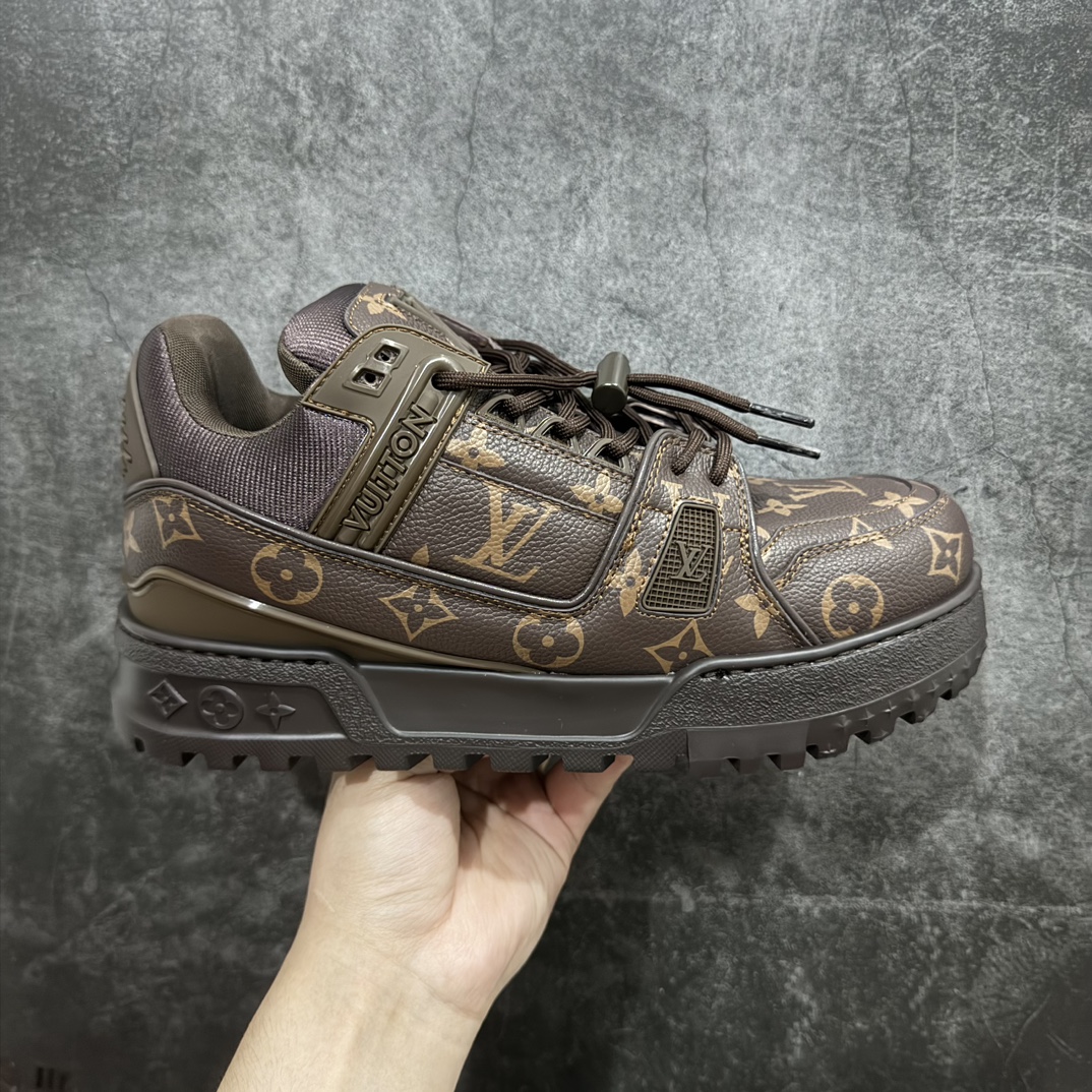 【佛山顶级超A版】Louis Vuitton LV Trainer系列 老花棕胖丁n本地仓库现货 当天可取n私人订单 专柜混卖零售专供n所有配色均为购买原版复刻n整体版型 皮料 市场独一无二后跟版型都可以自行对比[机智]吊打市场所有货n怒甩十条街，欢迎拿市场各大工厂的货来对比！n鞋舌烫金超正 压印程度秒杀市面90%以上的高端货n新配色陆续开发出货  尺码：35-45   编码：GQ530570-鞋库