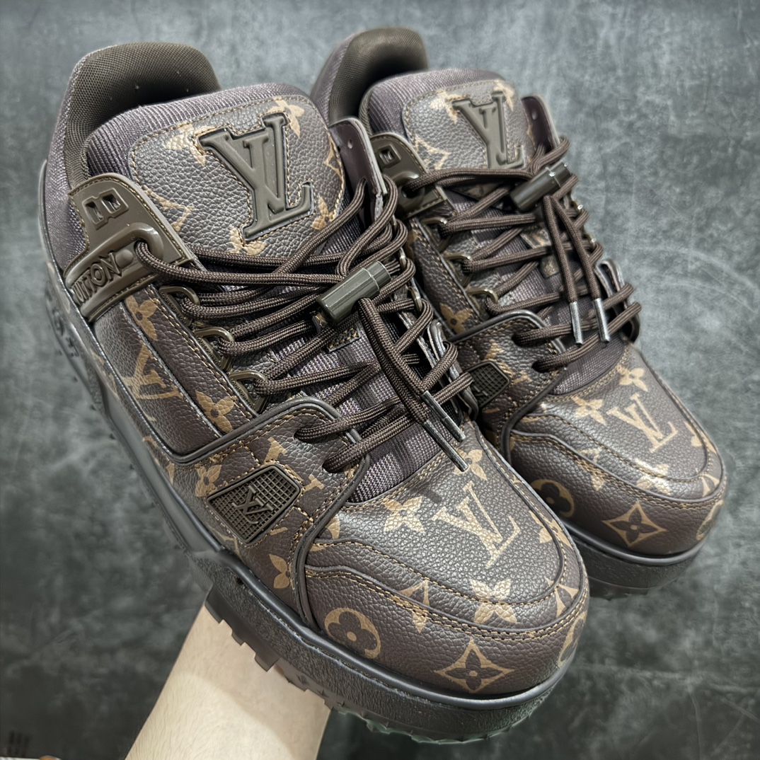 【佛山顶级超A版】Louis Vuitton LV Trainer系列 老花棕胖丁n本地仓库现货 当天可取n私人订单 专柜混卖零售专供n所有配色均为购买原版复刻n整体版型 皮料 市场独一无二后跟版型都可以自行对比[机智]吊打市场所有货n怒甩十条街，欢迎拿市场各大工厂的货来对比！n鞋舌烫金超正 压印程度秒杀市面90%以上的高端货n新配色陆续开发出货  尺码：35-45   编码：GQ530570-鞋库