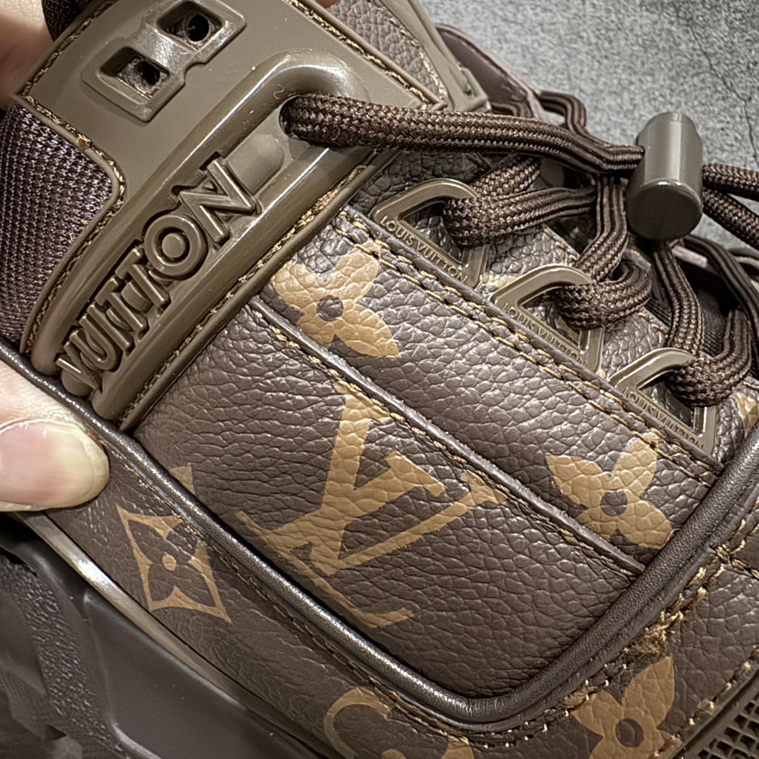 图片[4]-【佛山顶级超A版】Louis Vuitton LV Trainer系列 老花棕胖丁n本地仓库现货 当天可取n私人订单 专柜混卖零售专供n所有配色均为购买原版复刻n整体版型 皮料 市场独一无二后跟版型都可以自行对比[机智]吊打市场所有货n怒甩十条街，欢迎拿市场各大工厂的货来对比！n鞋舌烫金超正 压印程度秒杀市面90%以上的高端货n新配色陆续开发出货  尺码：35-45   编码：GQ530570-鞋库